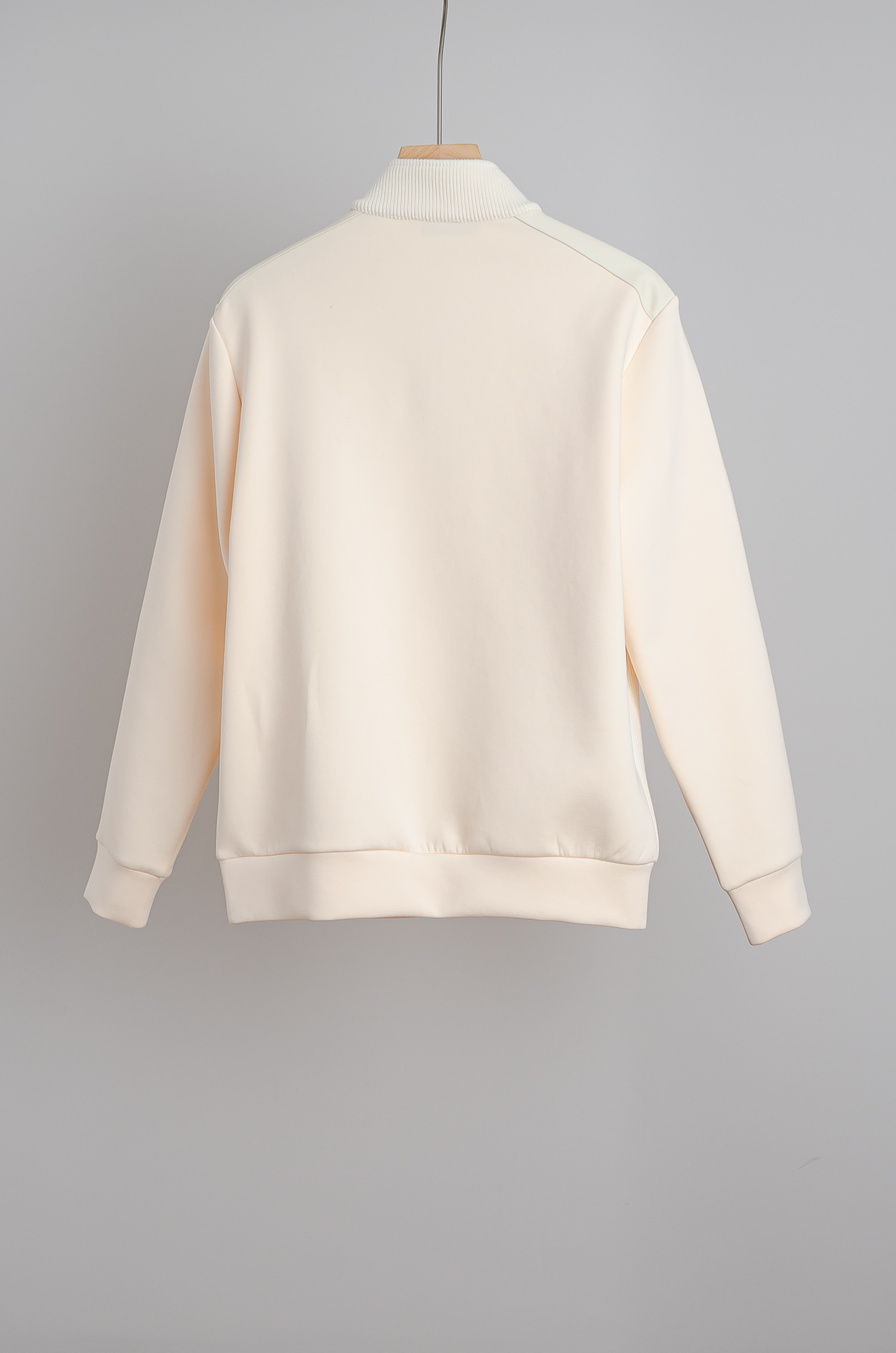 ☀️☀️ Prad*a普拉＊达25FW秋冬最新立领拉链卫衣，柔软太空棉面料+羊毛针织设计，简约又高级!袖