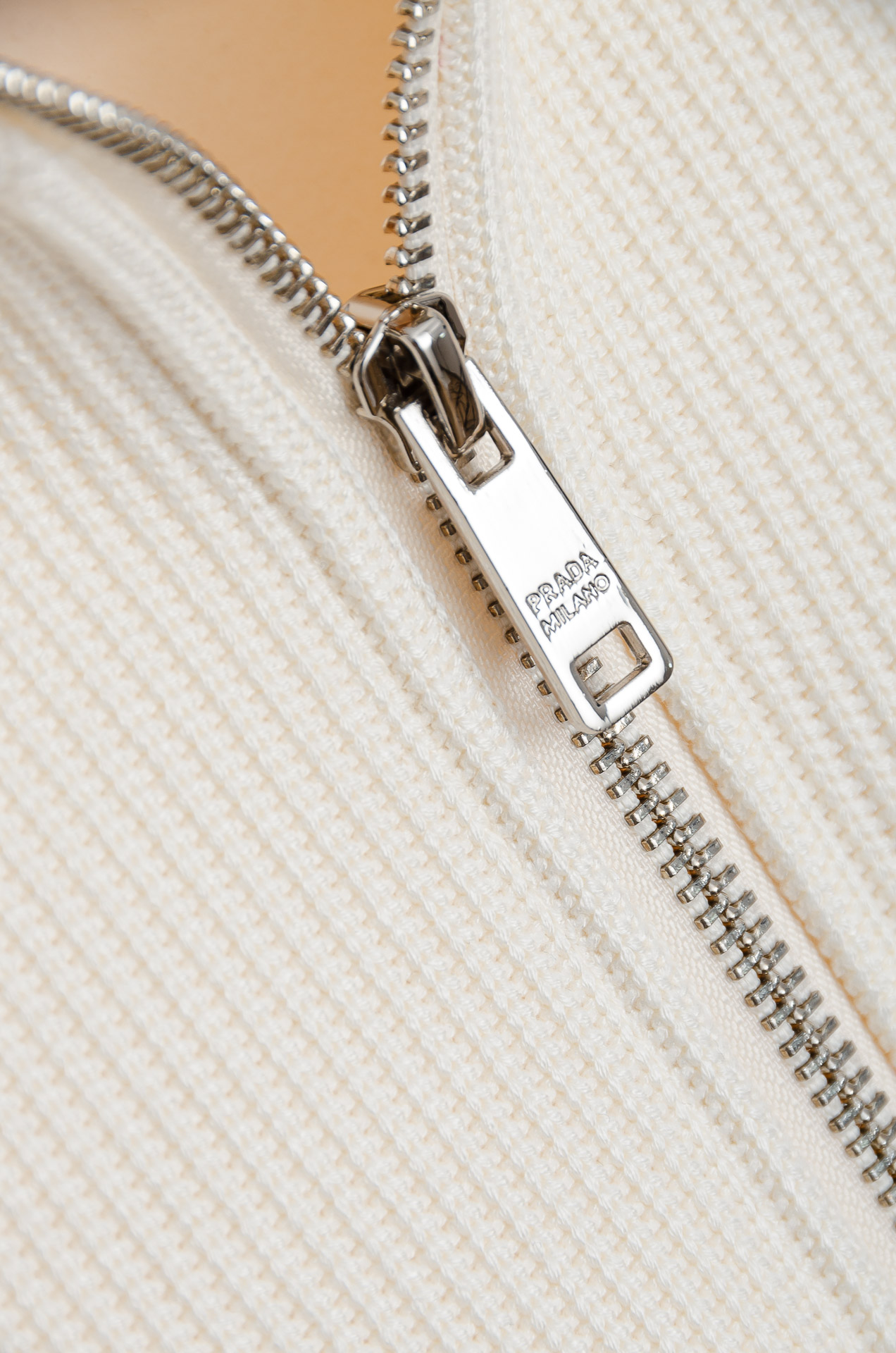 ☀️☀️ Prad*a普拉＊达25FW秋冬最新立领拉链卫衣，柔软太空棉面料+羊毛针织设计，简约又高级!袖