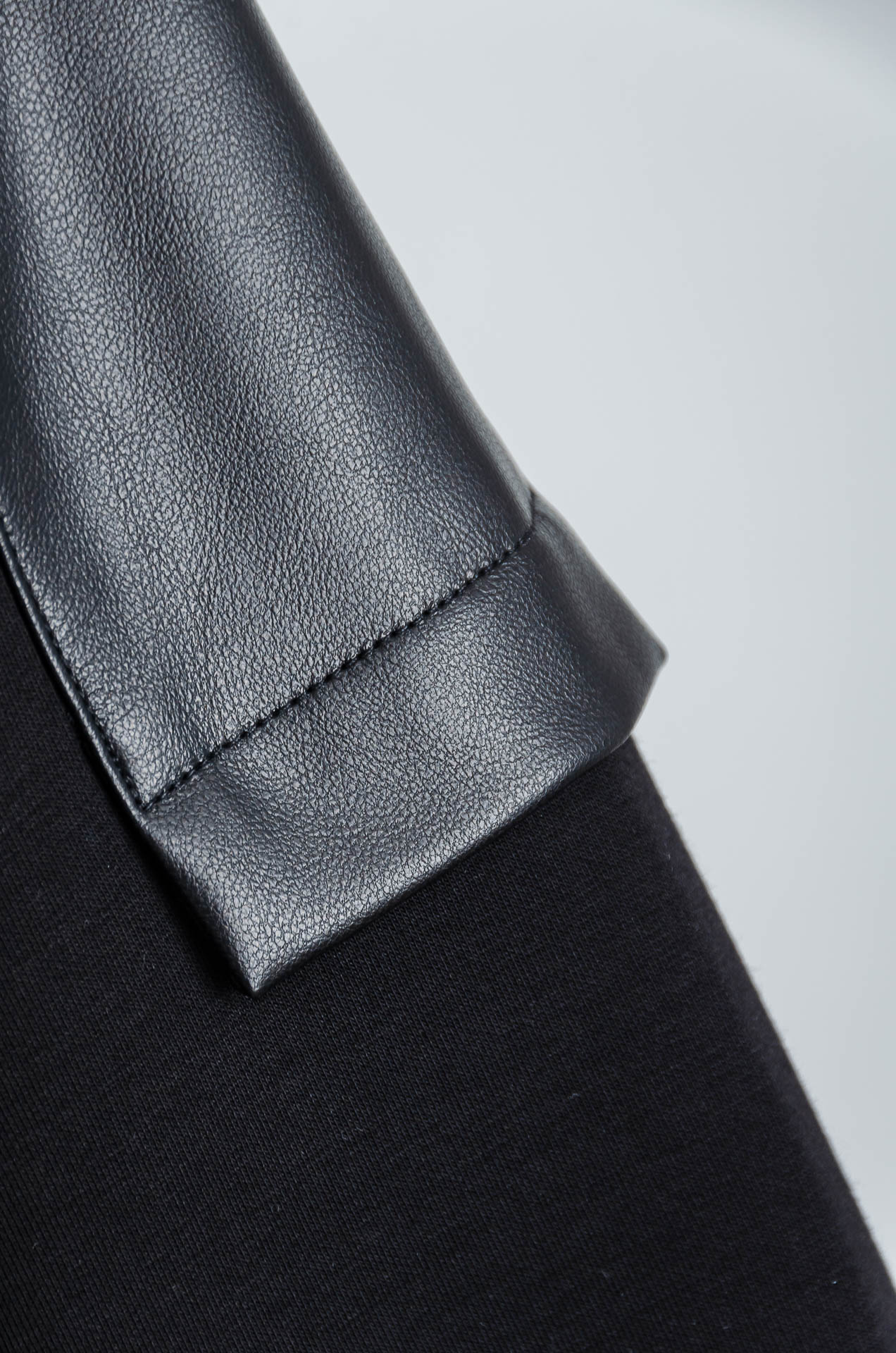 ☀️☀️ LOE*WE.罗意/威25FW秋冬最新翻领拉链卫衣，柔软太空棉面料+羊毛针织面料设计，简约又高