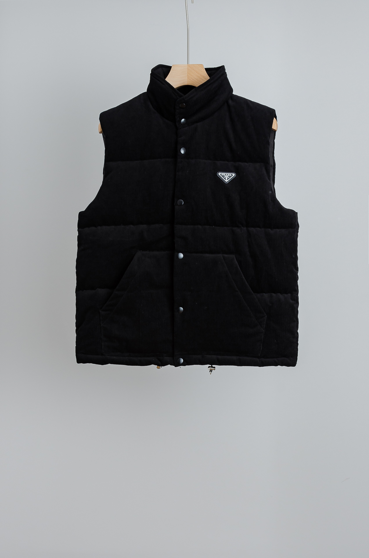 NO:622457,PRA*DA62025FW new autumn and winter corduroy stand-up collar [hidden hood] warm down vest #Same style for men and women, classic triangle logo single-breasted zipper down jacket, sleeveless jacket, vest jacket!  The ginger color has a great fall and winter vibe!  Small stand-up collar + symmetrical pockets, practical and stylish, can be worn by both men and women! The details are perfect, match it with a shoulder bag or retro sneakers of the same color, and you can easily get fashionable 0OTD ~ a must-have and versatile item for your autumn and winter wardrobe! This down vest is made of custom-woven corduroy material supplied by customers, and the surface of the fabric is three-dimensional and moist.  The ribbed details visually bring a retro and nostalgic tone. The delicate and smooth fiber lining inside is matched with 90% white goose down filling. It has sufficient down filling and is stem-free and non-clumping. The full and soft down texture rebounds instantly when pressed. It can effectively lock in and collect heat, bringing the warmest and most comfortable wearing experience!  The eye-catching enamel-coated triangle logo patch on the front adds some highlights and a sense of luxury to the entire piece!  The basic and conventional stand-up collar vest style cutting, simple and neat design, can easily create a fashionable and elegant casual look!  Size S-XL,,prada,shoulder bags,jackets & coats,jackets & coats,down jacket,hats,alexander wang19860909PRA*DA62025FW秋冬新款灯芯绒立领【隐藏式连帽】保暖羽绒马甲#男女同款经典三角标徽单排扣拉链羽绒服无袖夹克背心外套！ 姜黄色调超有秋冬氛围！小立领+对称口袋,实用又有型,男女都能穿!细节满分,搭配同色系单肩包或复古板鞋,轻松get时髦0OTD~秋冬衣橱必备百搭单品!款羽绒背心甄选客供定织灯芯绒材质制作而成,面料表面立体温润的坑条细节,视觉上自带复古怀旧腔调,内里细腻爽滑的纤维内衬,搭配90白鹅绒填充,充绒量足且无梗不结块,饱满柔软的羽绒质感,按压下去瞬间回弹,着身可以有效的锁温聚温,带来最保暖舒适的着穿体验！正面醒目的珐琅涂层三角徽标贴饰,为整件单品平添了些许亮点与奢华档次感！基础常规的立领马甲版型裁剪,简洁利落的设计,可轻松打造时尚大气的休闲造型！ 尺码S-XL,,prada,shoulder bags,jackets & coats,jackets & coats,down jacket,hats,alexander wang,Men's clothing