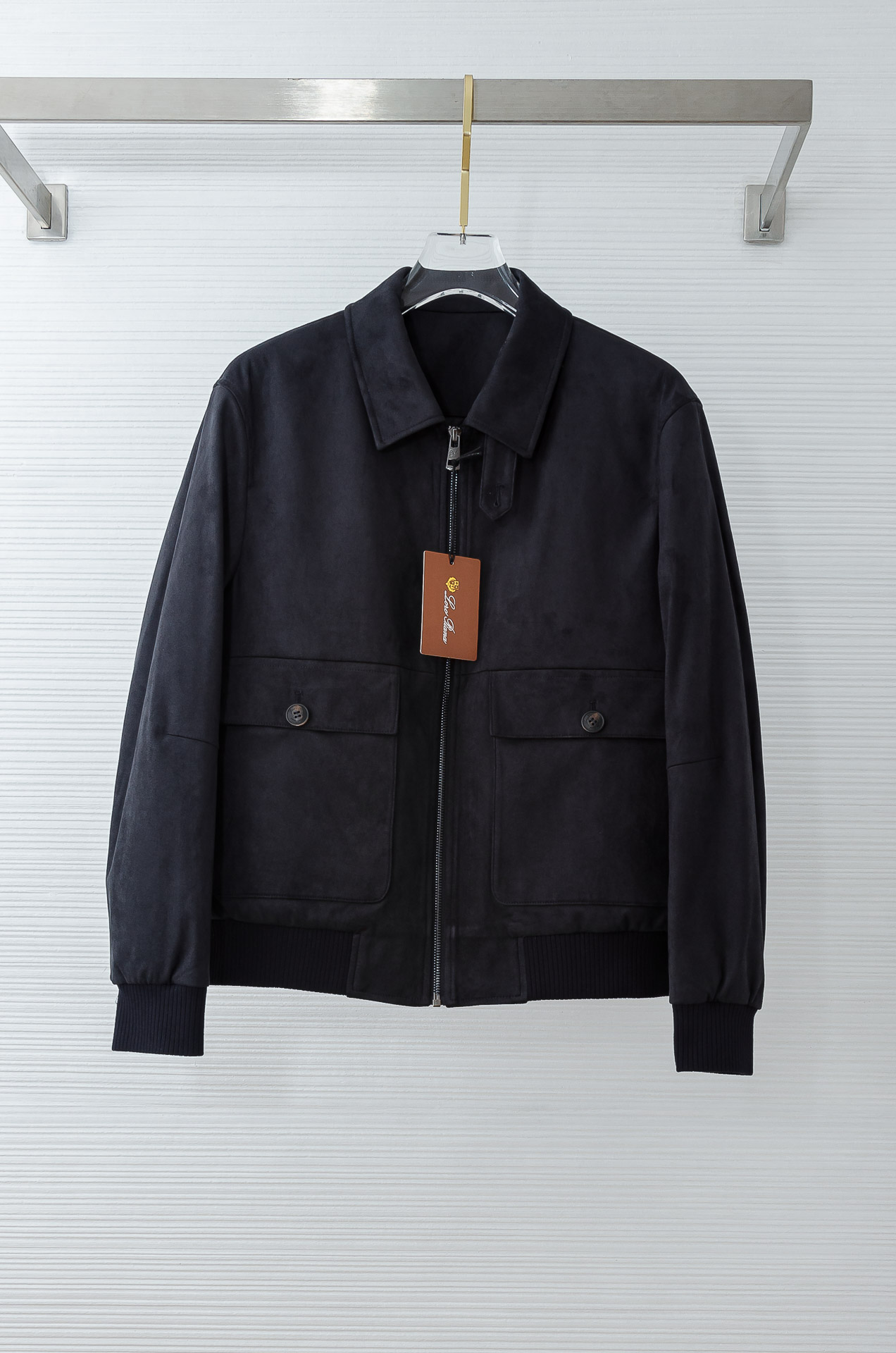 NO:622473,LP 6 25FW Autumn and winter latest environmentally friendly composite high-end suede down jacket #high version!  Different from the market currency, the interior is filled with 90% velvet, with full velvet, high fluff, and excellent thermal insulation performance. It can effectively block the intrusion of cold air, allowing you to feel the warmth like spring in the cold winter. High-grade suede fabric is soft and waxy, warm and windproof, matte matte, wide and cold-proof, warm and windproof, smooth and anti-wrinkle. Selected innovative and environmentally friendly suede is comparable to animal suede, fashionable and warm.  The smoothness of matte silk, the high-quality suede fabric gives it a silky smoothness, tight fiber structure, a strong smoothness, softness and comfort, and a good skin-friendly feel. It has a light matte and soft touch, and has its own unique noble suede. It is easier to be fashionable because it has a delicate touch, is soft and warm, and has a matte face feel, which is eye-catching but not overly ostentatious. [The bottom velvet is fine and thick, and it feels like a baby's skin]  The surface of the fabric is covered with a layer of fine, dense velvet, which feels like caressing lambskin or velvet when touched. It has a warm, skin-friendly waxy feel and is very comfortable. The built-in soft focus filter is a texture that can only be found in high-end clothing. Double-opening workwear pockets with lids. The pockets with covers add to the overall fashionable and tough feel. The side pockets are integrated into the body lines. The simplified design has style and attitude while retaining the tough appearance of classic workwear.  It has achieved a leap in functionality, allowing practicality and fashion to coexist!  The retro tough lapel buckle design modifies the face shape. The stand-up collar shape can effectively prevent wind and keep warm, and also gives a smart and neat temperament. The high-quality zipper zipper fly opens and closes smoothly, without any lag, and is strong and wear-resistant. Customized high-quality zippers, quality is hidden in every detail!  The cuffs and hem are made of highly elastic rib technology to fit tightly, effectively preventing cold wind from entering and locking in warmth. Size M-XXXL,,loro piana,jackets & coats,down jacket,sheepskin,chamois leather,ties,alexander wang19860909LP 6 25FW 秋冬最新环保复合高档麂皮绒羽绒外套#高版本！区别市场通货 内里90绒子填充,绒朵饱满,蓬松度高,保暖性能极佳.能够有效地阻挡冷空气的入侵,让你在寒冷的冬天也能感受到如春天般的温暖. 高档麂皮面料柔和软糯 保暖防风 哑光雾面 挺阔防寒保暖防风平整抗皱 精选革新环保麂皮绒 媲美动物麂皮 时髦兼具保暖 雾面丝绸品的柔滑,麂皮绒高品面料赋予丝般糯滑,纤维组织紧致 滑糯感很强,柔和舒适,亲肤感很好 淡淡的哑光与柔软的触感,有着自己别致的高贵麂皮绒更容易时髦,因为它触感细腻,温软保暖加上雾面的面感,吸睛却不过分张扬.[底绒细腻绵厚baby肌触肤感] 面料表面覆盖着一层细腻、稠密的绒毛,触摸时犹如抚摸小羊皮或天鹅绒,有一种温润、亲肤的糯滑感,非常舒适.自带柔焦滤镜是高级服装才有的质感 双开口带盖工装口袋 带盖口袋增加了整体的时髦硬朗感 侧边插袋融合于衣身线条简化设计有型有态度在保留经典工装硬朗外观的同时 实现了功能性的跨越,让实用性与时髦感共存！复古硬朗翻领带扣袢设计,修饰脸型 立领造型能有效防风保暖,更赋予一种干练利落的气质.高品质拉链拉链门襟,. 开合顺滑流畅,毫无卡顿感,坚固耐磨 定制高品质拉链,品质藏在每一个细节里！ 袖口与下摆采用高弹性罗纹工艺 紧密贴合,有效防止冷风灌入,锁住温暖. 码数 M-XXXL,,loro piana,jackets & coats,down jacket,sheepskin,chamois leather,ties,alexander wang,Men's clothing