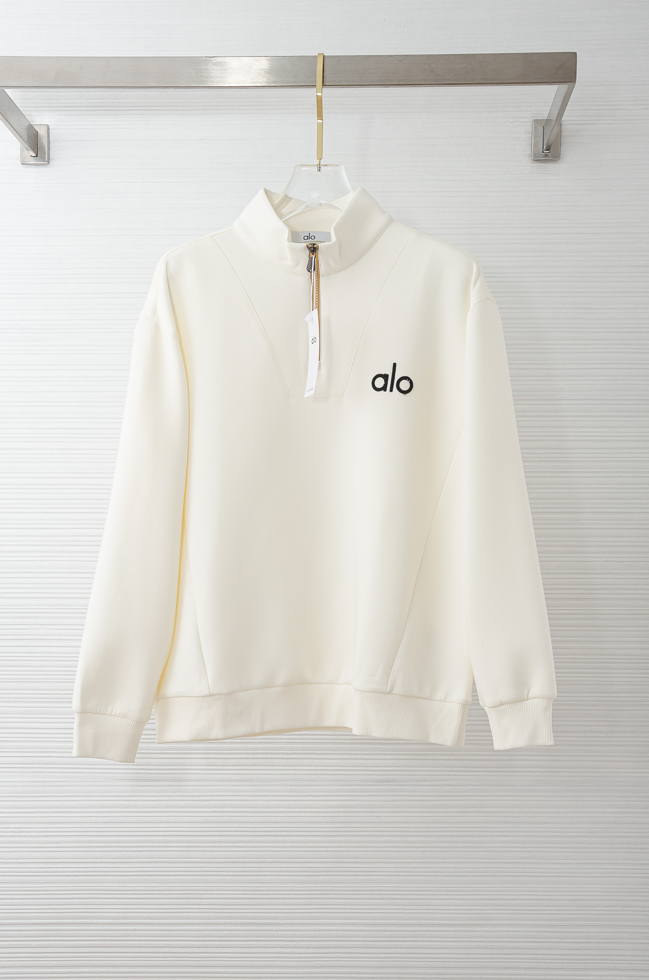 𝐀𝐥𝐨 半拉链卫衣｜慵懒感与高级感的双向奔赴谁能拒绝一件把松弛感焊在身上的卫衣啊！Alo 这款半拉链卫衣