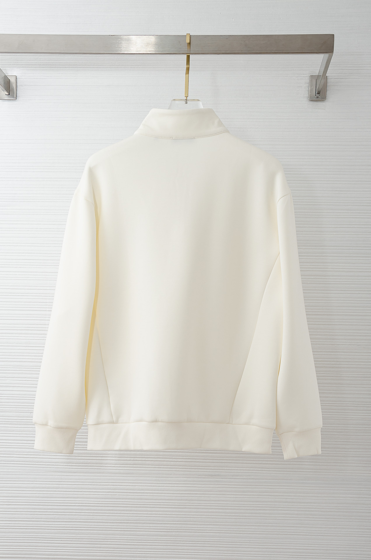 𝐀𝐥𝐨 半拉链卫衣｜慵懒感与高级感的双向奔赴谁能拒绝一件把松弛感焊在身上的卫衣啊！Alo 这款半拉链卫衣