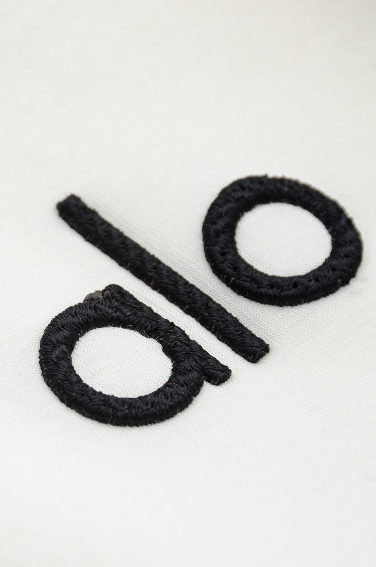 𝐀𝐥𝐨 半拉链卫衣｜慵懒感与高级感的双向奔赴谁能拒绝一件把松弛感焊在身上的卫衣啊！Alo 这款半拉链卫衣