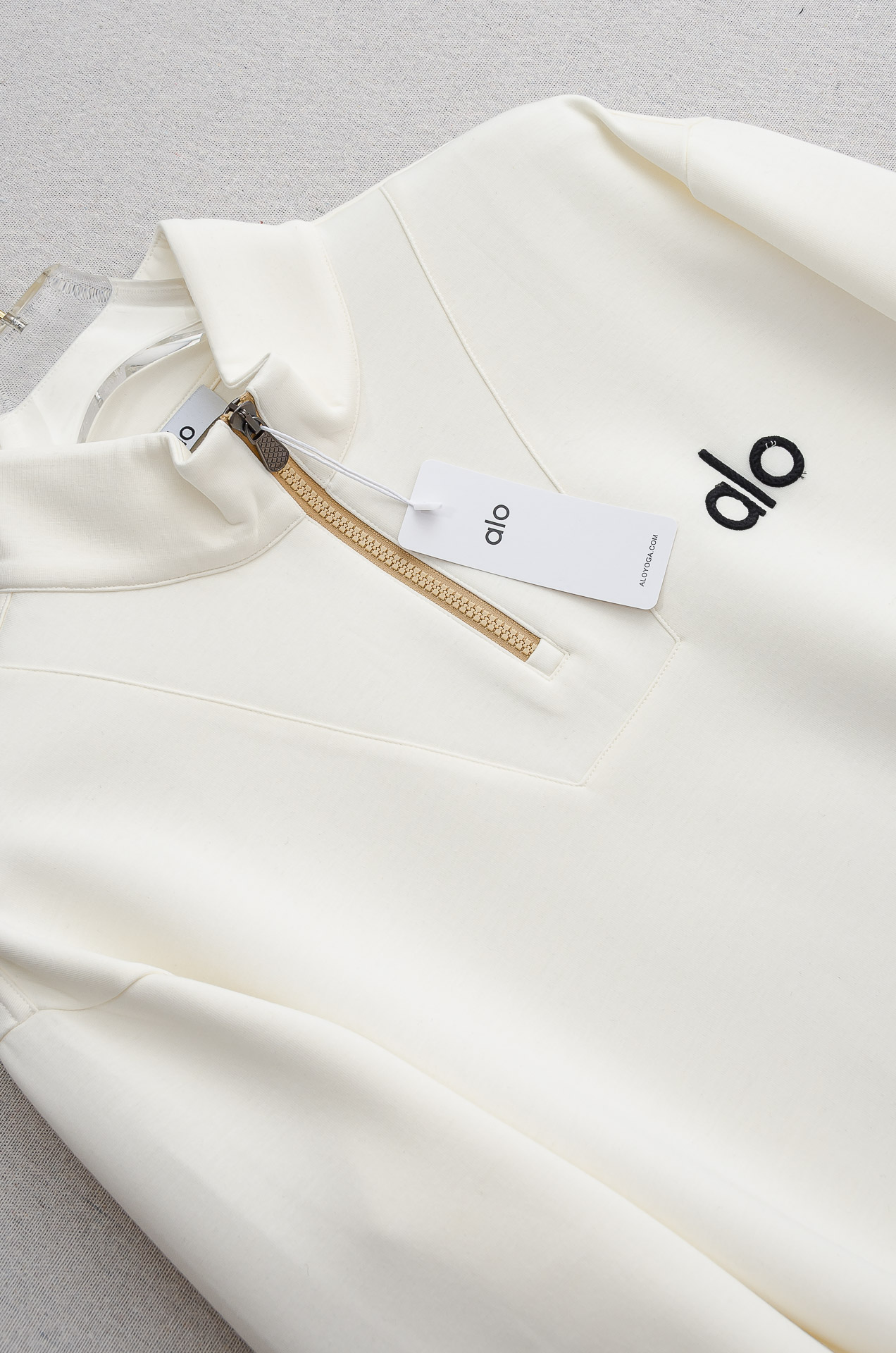 𝐀𝐥𝐨 半拉链卫衣｜慵懒感与高级感的双向奔赴谁能拒绝一件把松弛感焊在身上的卫衣啊！Alo 这款半拉链卫衣