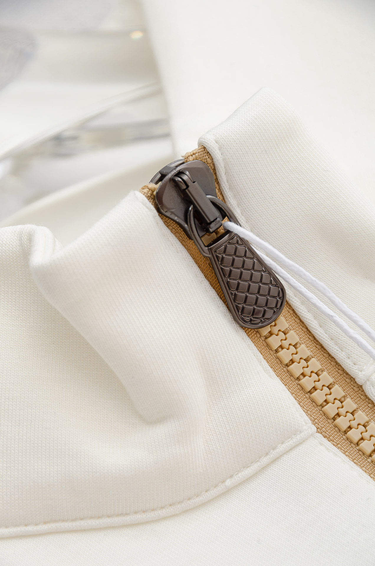 𝐀𝐥𝐨 半拉链卫衣｜慵懒感与高级感的双向奔赴谁能拒绝一件把松弛感焊在身上的卫衣啊！Alo 这款半拉链卫衣