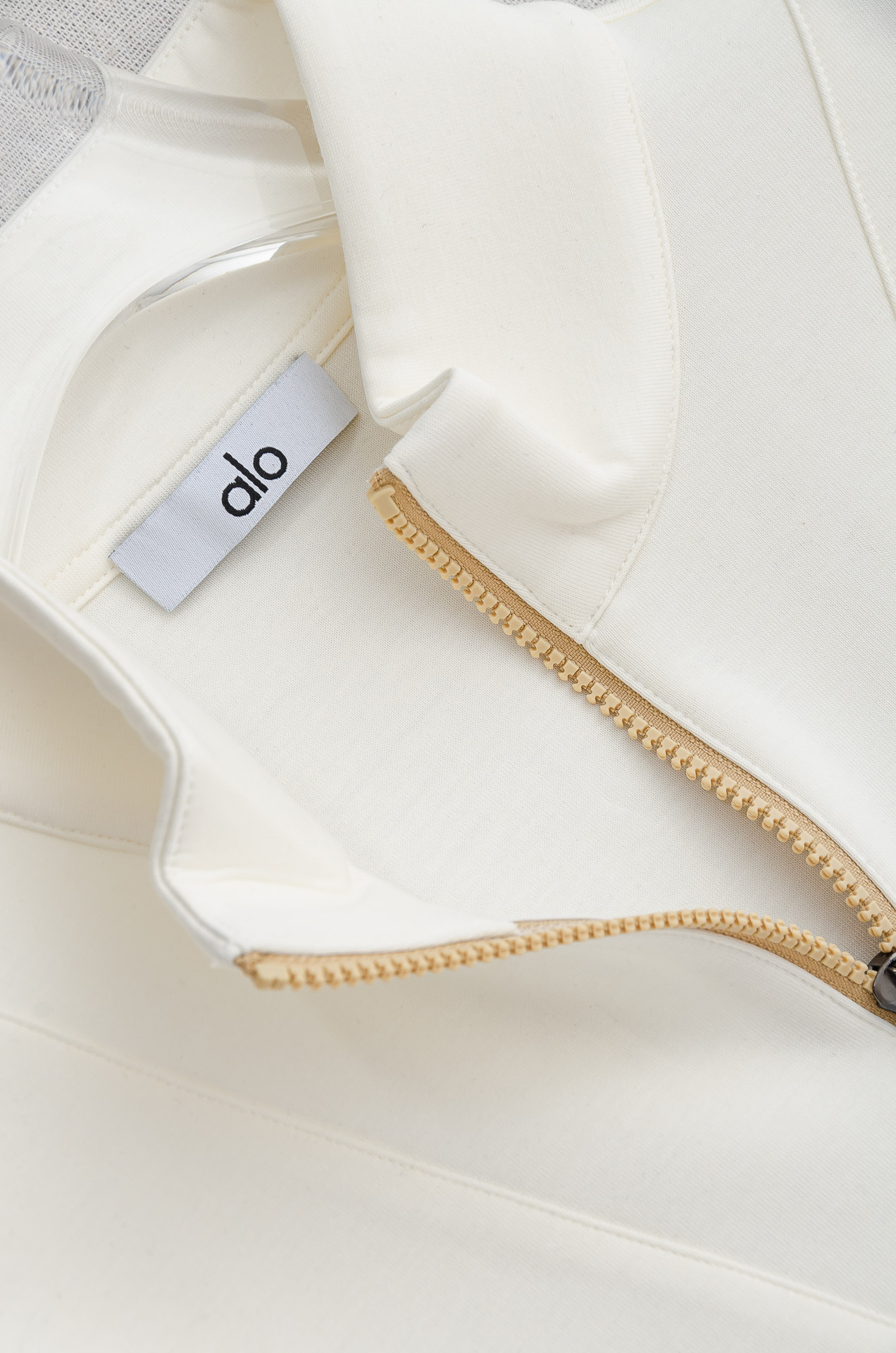 𝐀𝐥𝐨 半拉链卫衣｜慵懒感与高级感的双向奔赴谁能拒绝一件把松弛感焊在身上的卫衣啊！Alo 这款半拉链卫衣