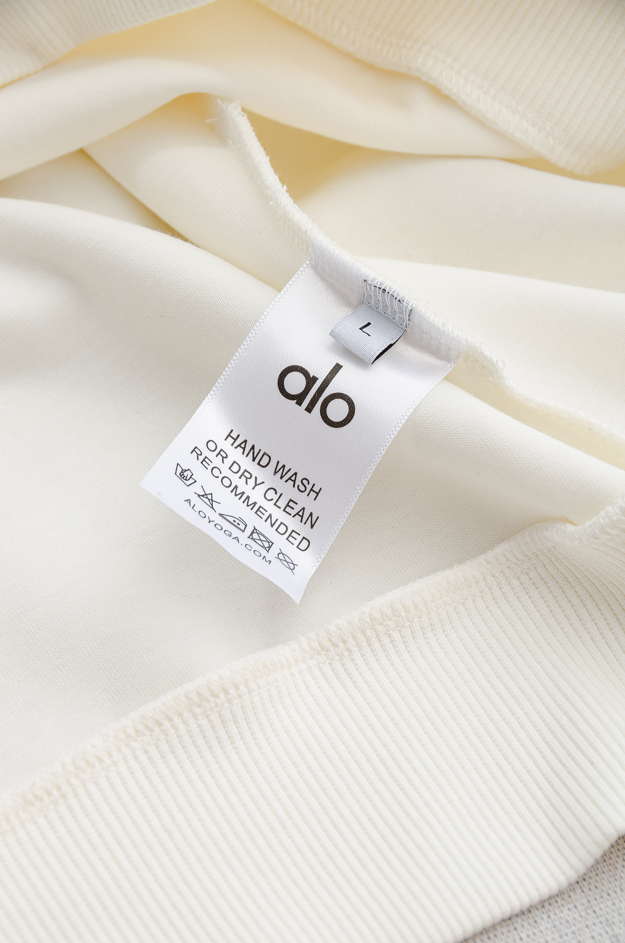 𝐀𝐥𝐨 半拉链卫衣｜慵懒感与高级感的双向奔赴谁能拒绝一件把松弛感焊在身上的卫衣啊！Alo 这款半拉链卫衣