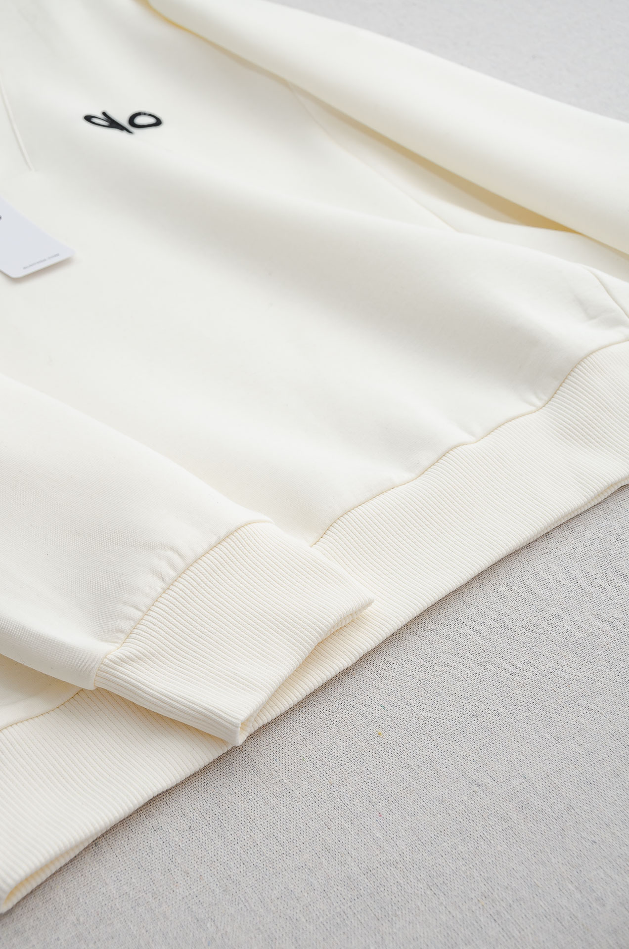 𝐀𝐥𝐨 半拉链卫衣｜慵懒感与高级感的双向奔赴谁能拒绝一件把松弛感焊在身上的卫衣啊！Alo 这款半拉链卫衣