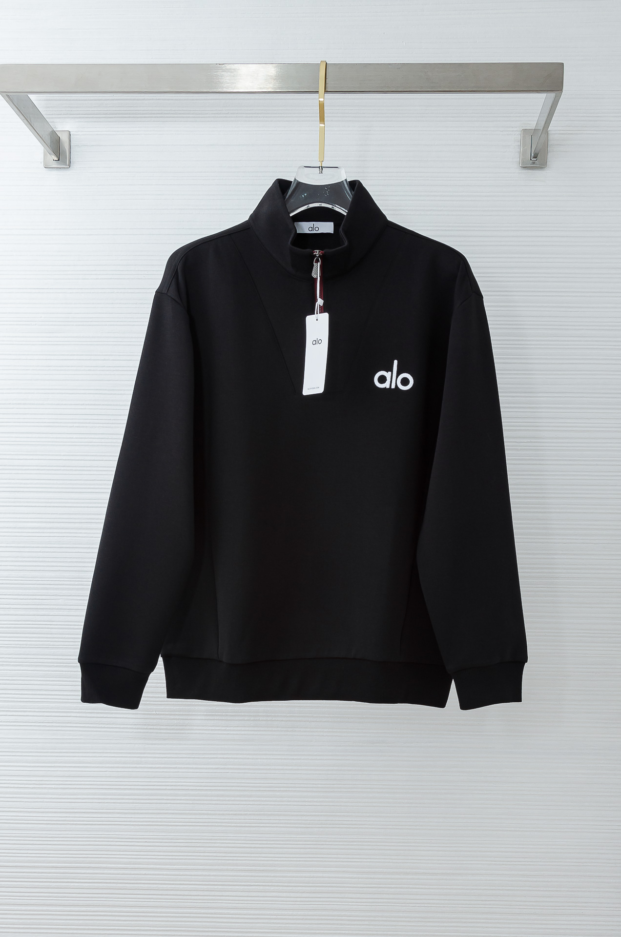 𝐀𝐥𝐨 半拉链卫衣｜慵懒感与高级感的双向奔赴谁能拒绝一件把松弛感焊在身上的卫衣啊！Alo 这款半拉链卫衣