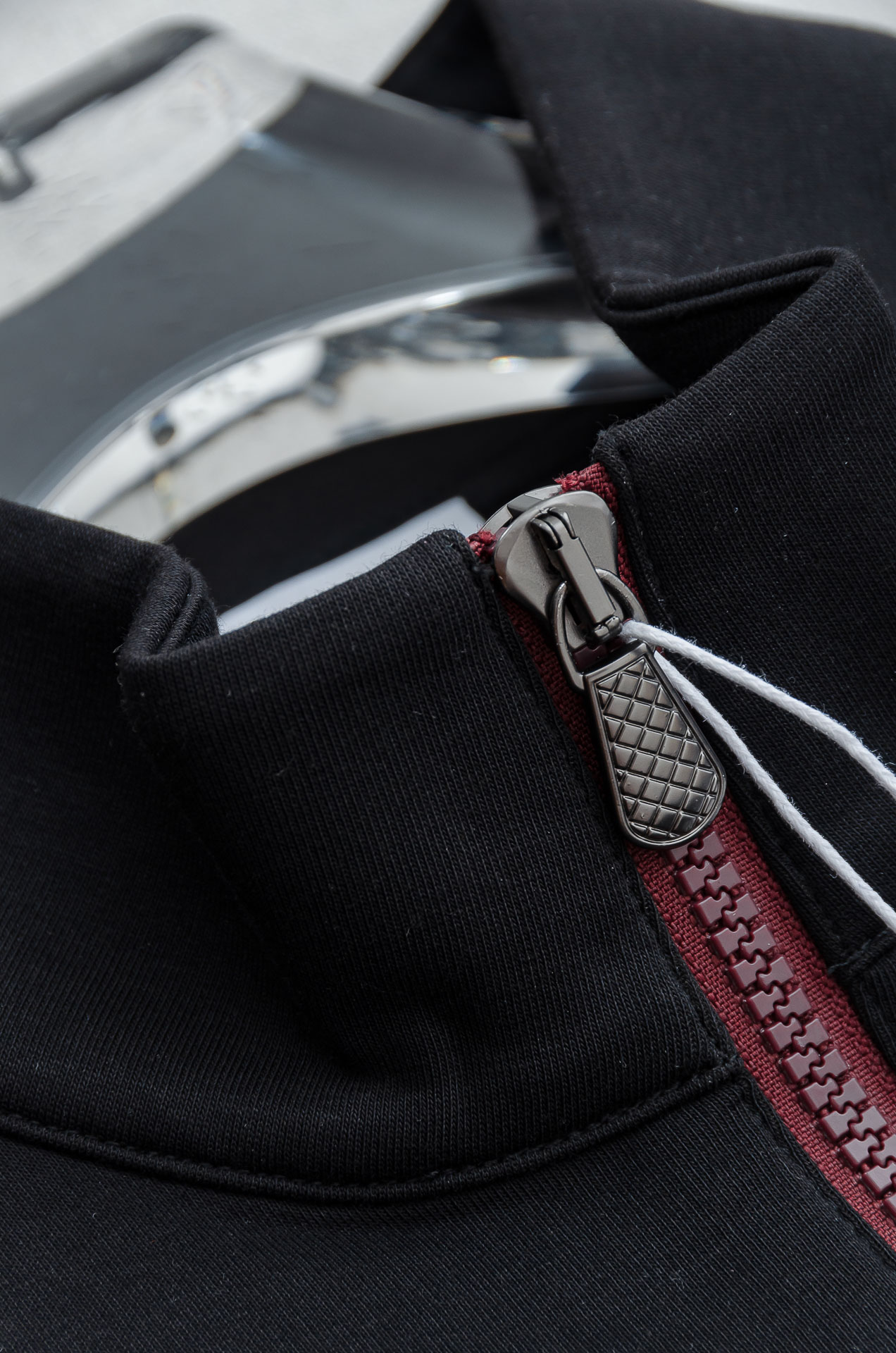 𝐀𝐥𝐨 半拉链卫衣｜慵懒感与高级感的双向奔赴谁能拒绝一件把松弛感焊在身上的卫衣啊！Alo 这款半拉链卫衣