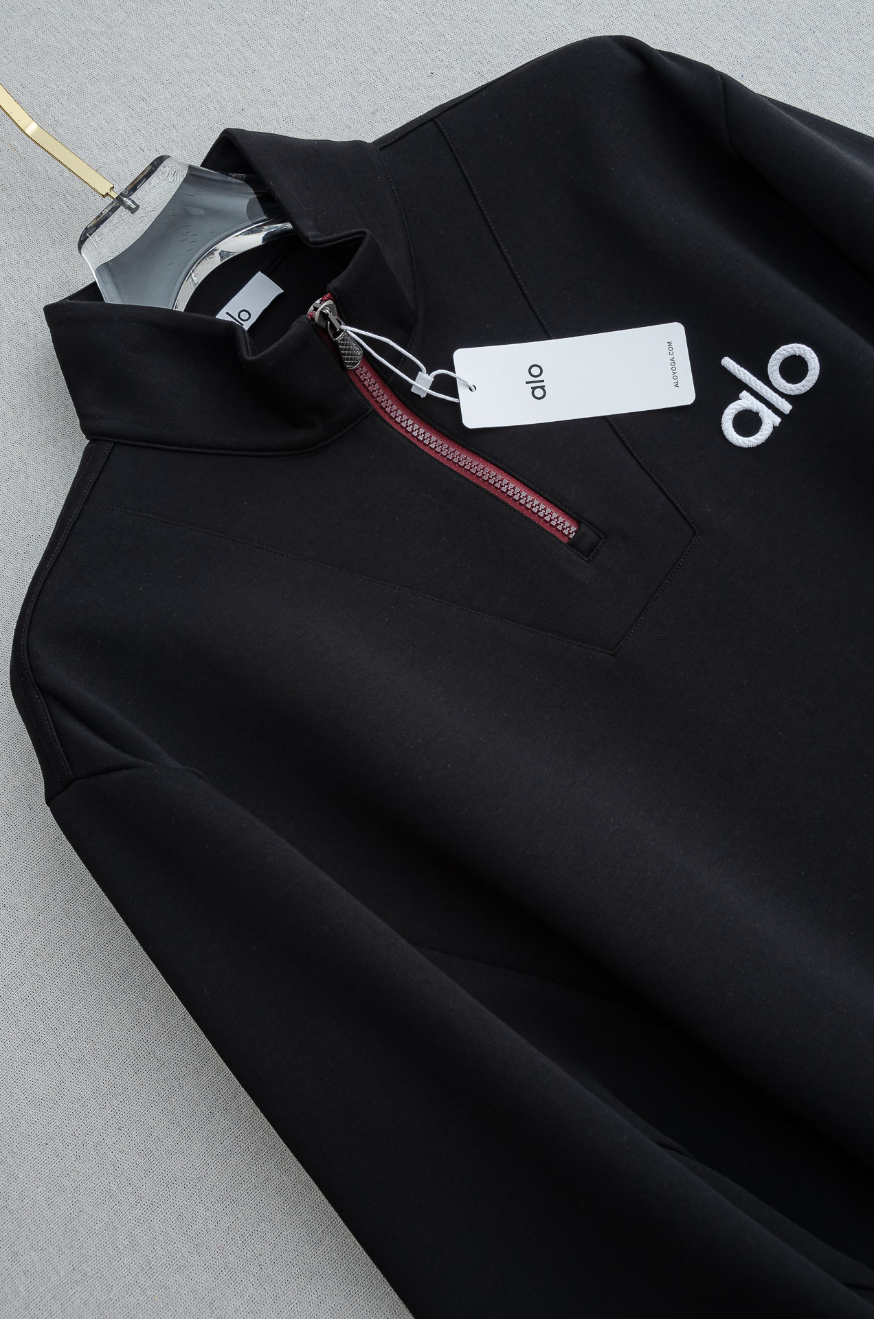 𝐀𝐥𝐨 半拉链卫衣｜慵懒感与高级感的双向奔赴谁能拒绝一件把松弛感焊在身上的卫衣啊！Alo 这款半拉链卫衣