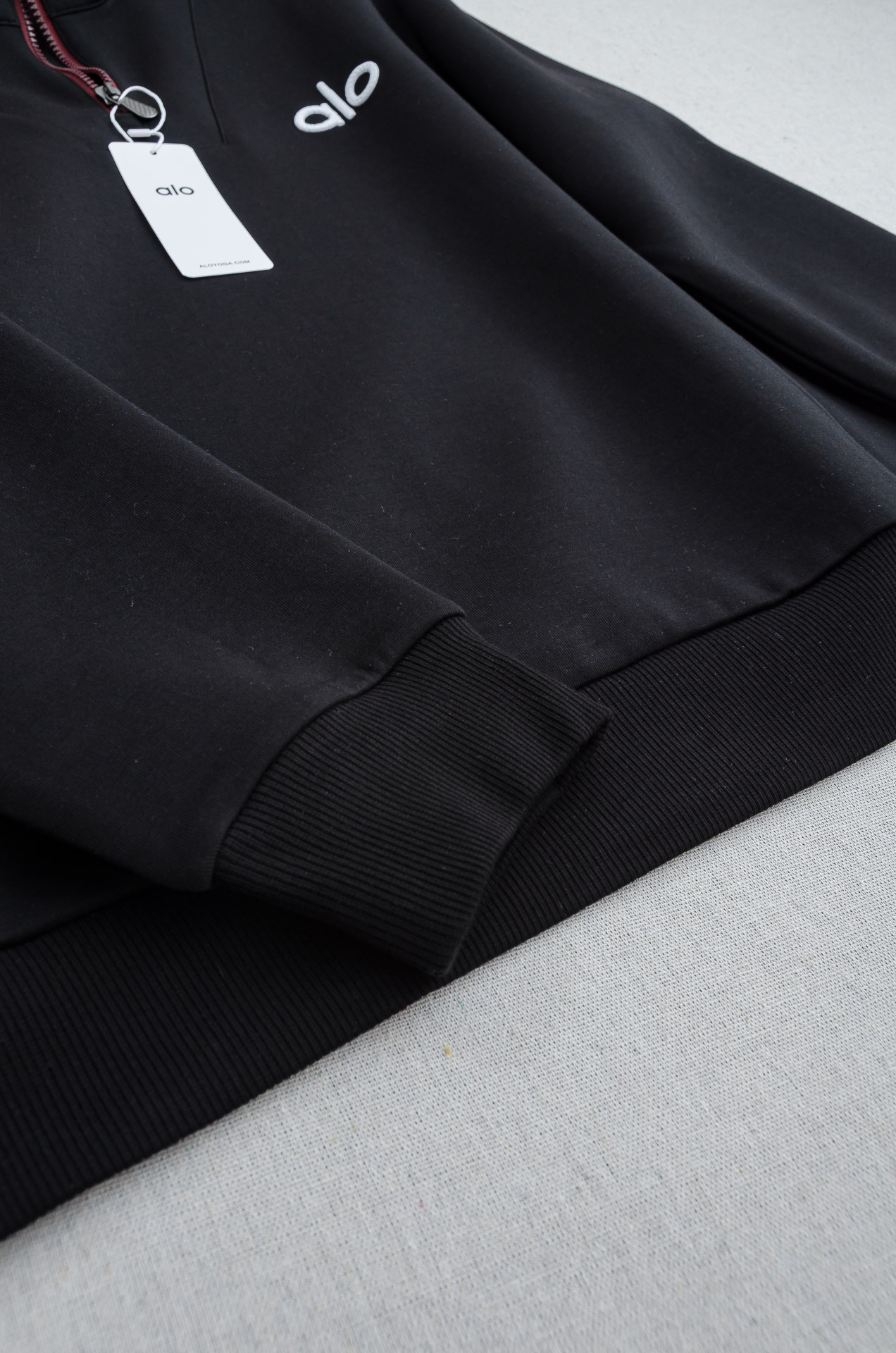 𝐀𝐥𝐨 半拉链卫衣｜慵懒感与高级感的双向奔赴谁能拒绝一件把松弛感焊在身上的卫衣啊！Alo 这款半拉链卫衣