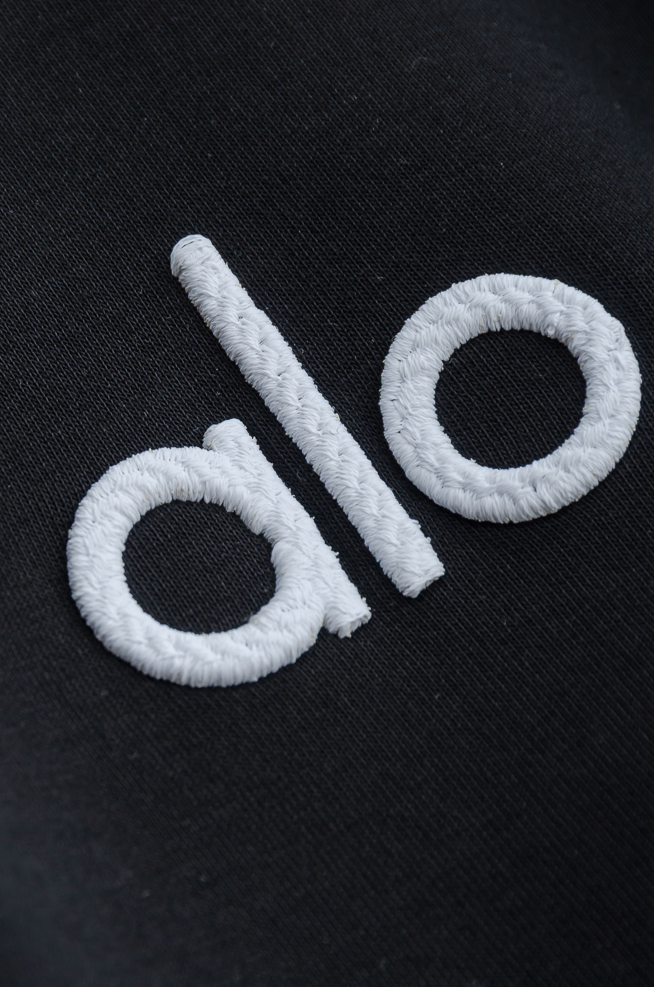 𝐀𝐥𝐨 半拉链卫衣｜慵懒感与高级感的双向奔赴谁能拒绝一件把松弛感焊在身上的卫衣啊！Alo 这款半拉链卫衣