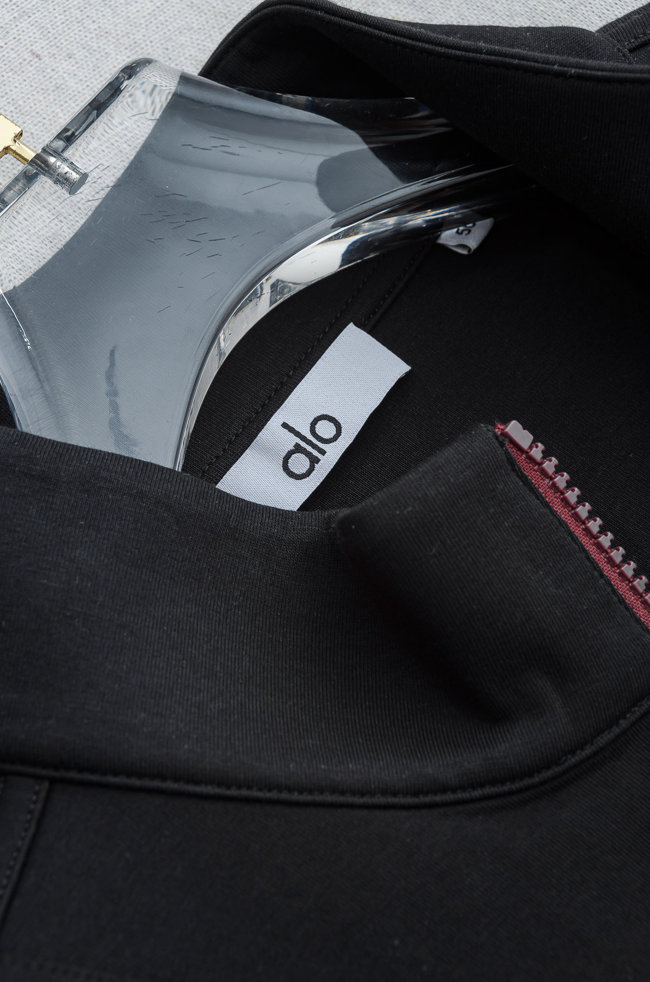 𝐀𝐥𝐨 半拉链卫衣｜慵懒感与高级感的双向奔赴谁能拒绝一件把松弛感焊在身上的卫衣啊！Alo 这款半拉链卫衣