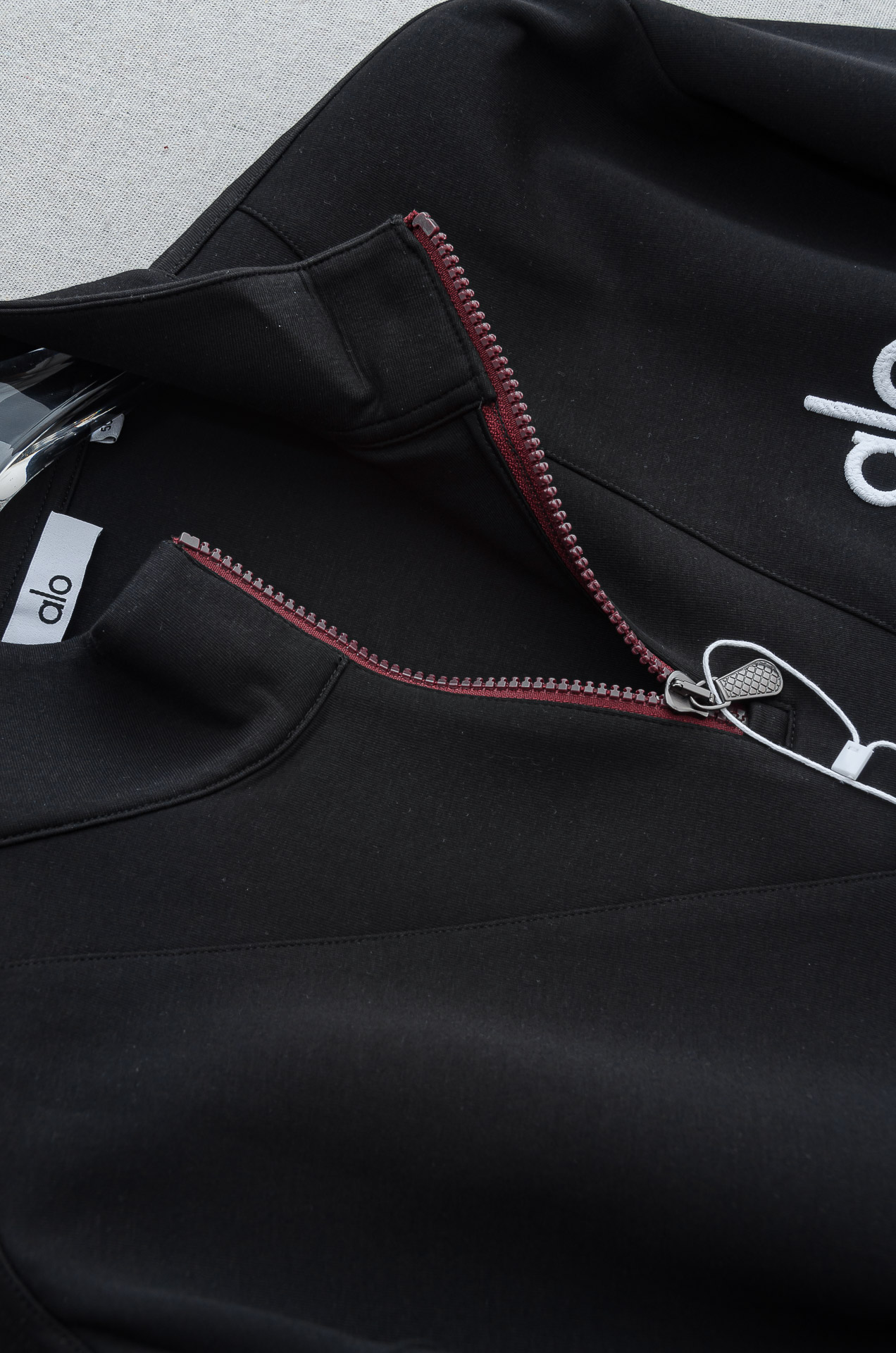 𝐀𝐥𝐨 半拉链卫衣｜慵懒感与高级感的双向奔赴谁能拒绝一件把松弛感焊在身上的卫衣啊！Alo 这款半拉链卫衣