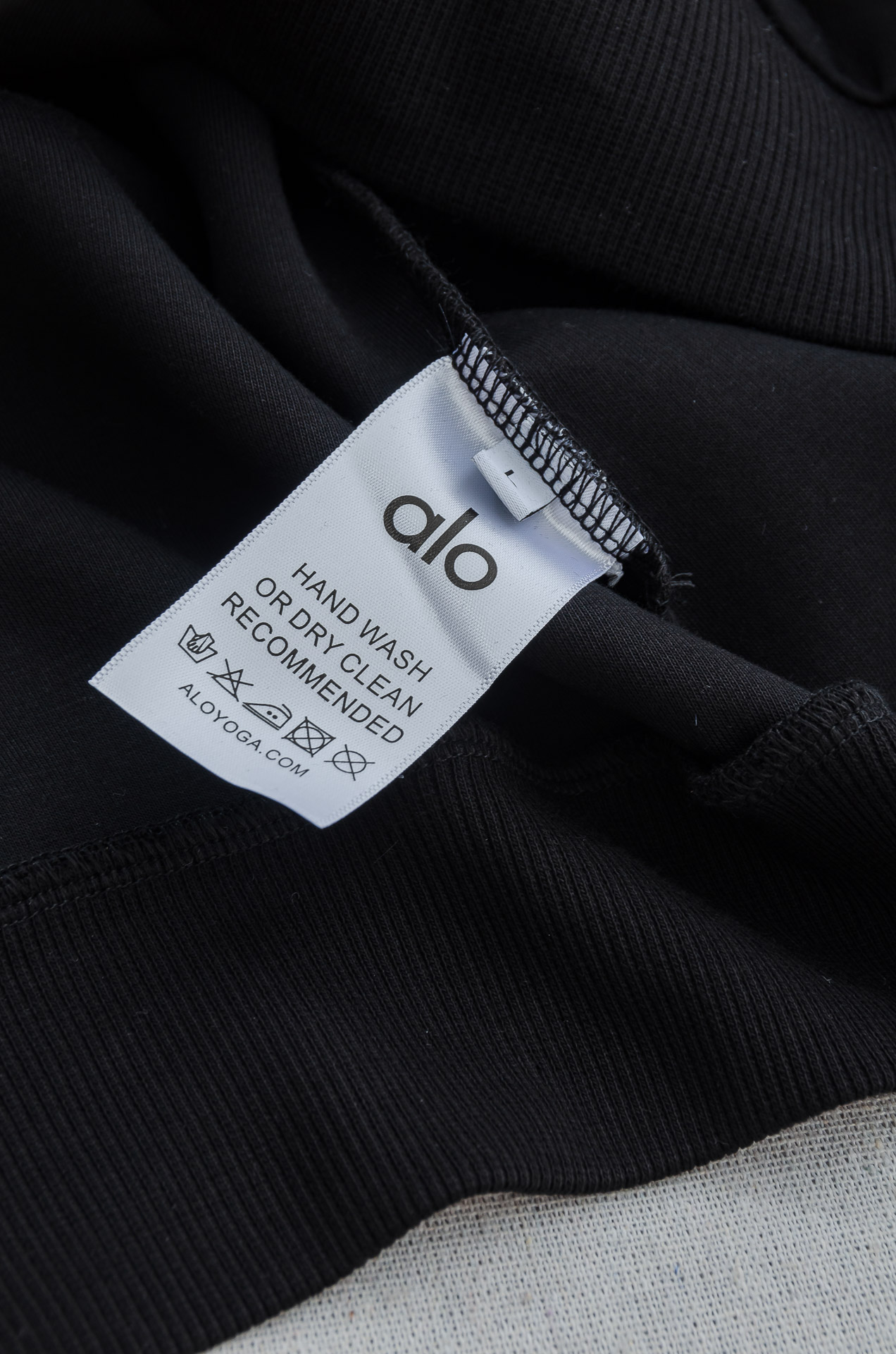 𝐀𝐥𝐨 半拉链卫衣｜慵懒感与高级感的双向奔赴谁能拒绝一件把松弛感焊在身上的卫衣啊！Alo 这款半拉链卫衣