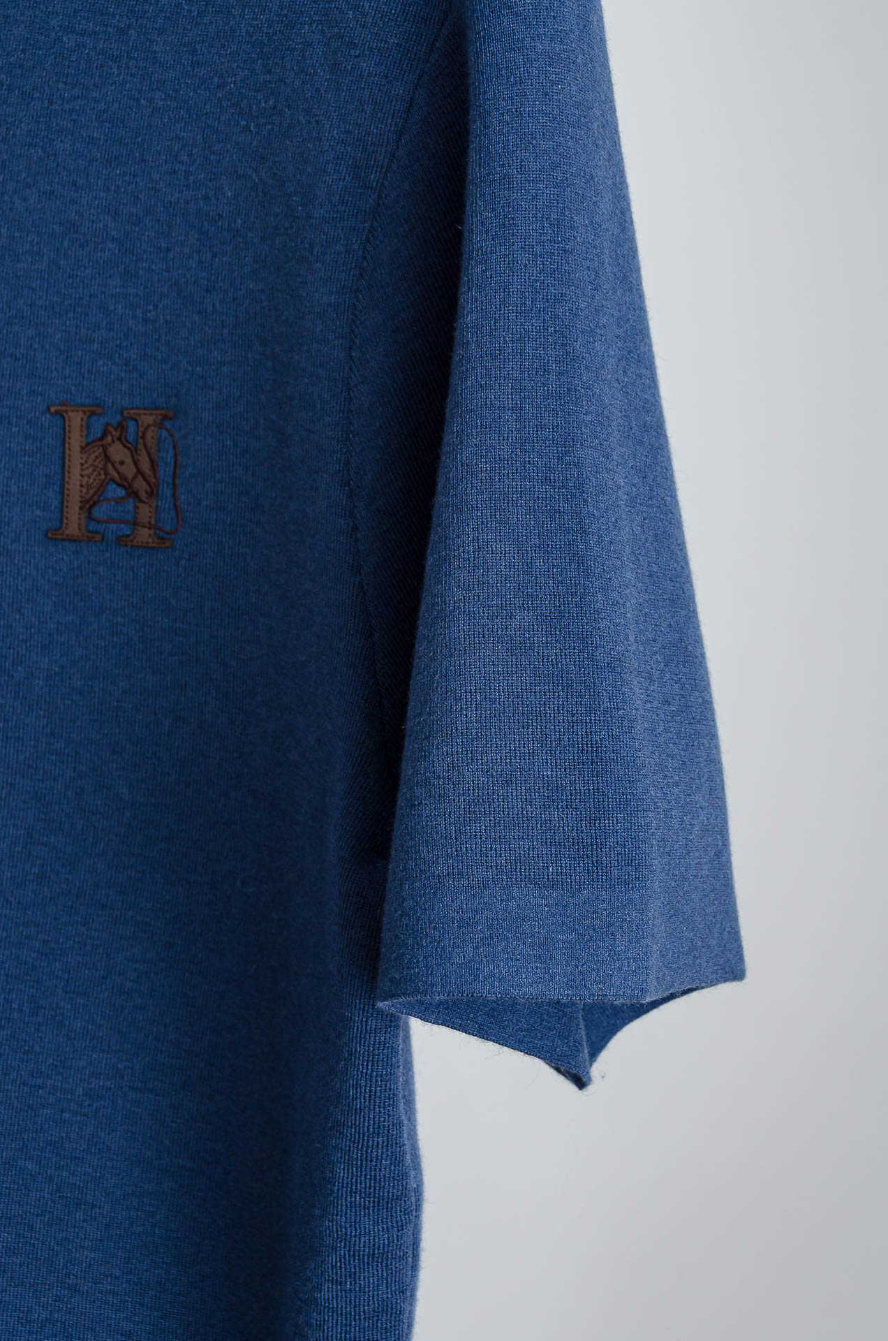 ☀️☀️ H家 2025FW羊绒+羊毛混纺男士经典刺绣标徽休闲圆领短袖针织衫毛衣！一款融合了精湛工艺与高