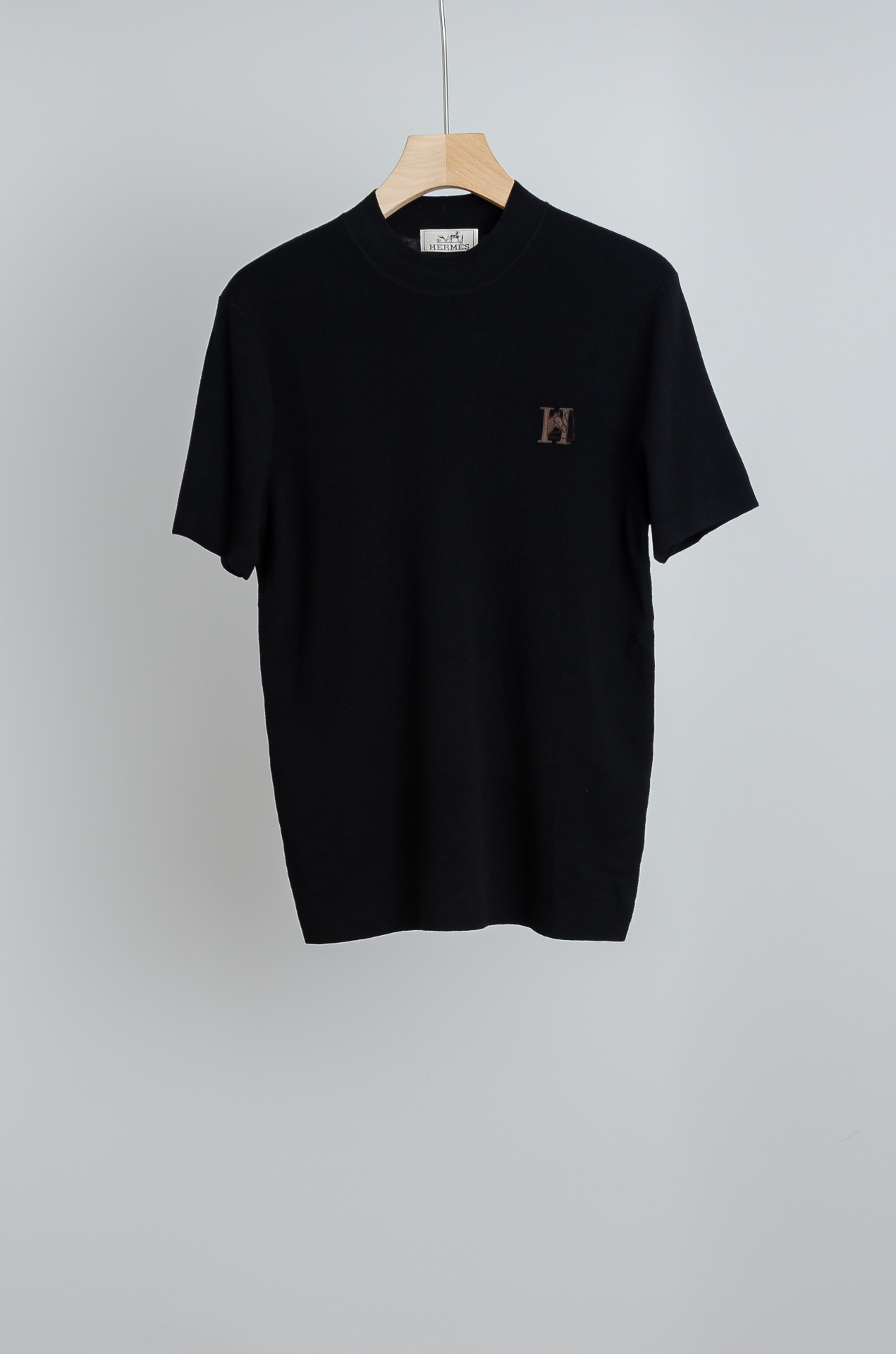 ☀️☀️ H家 2025FW羊绒+羊毛混纺男士经典刺绣标徽休闲圆领短袖针织衫毛衣！一款融合了精湛工艺与高