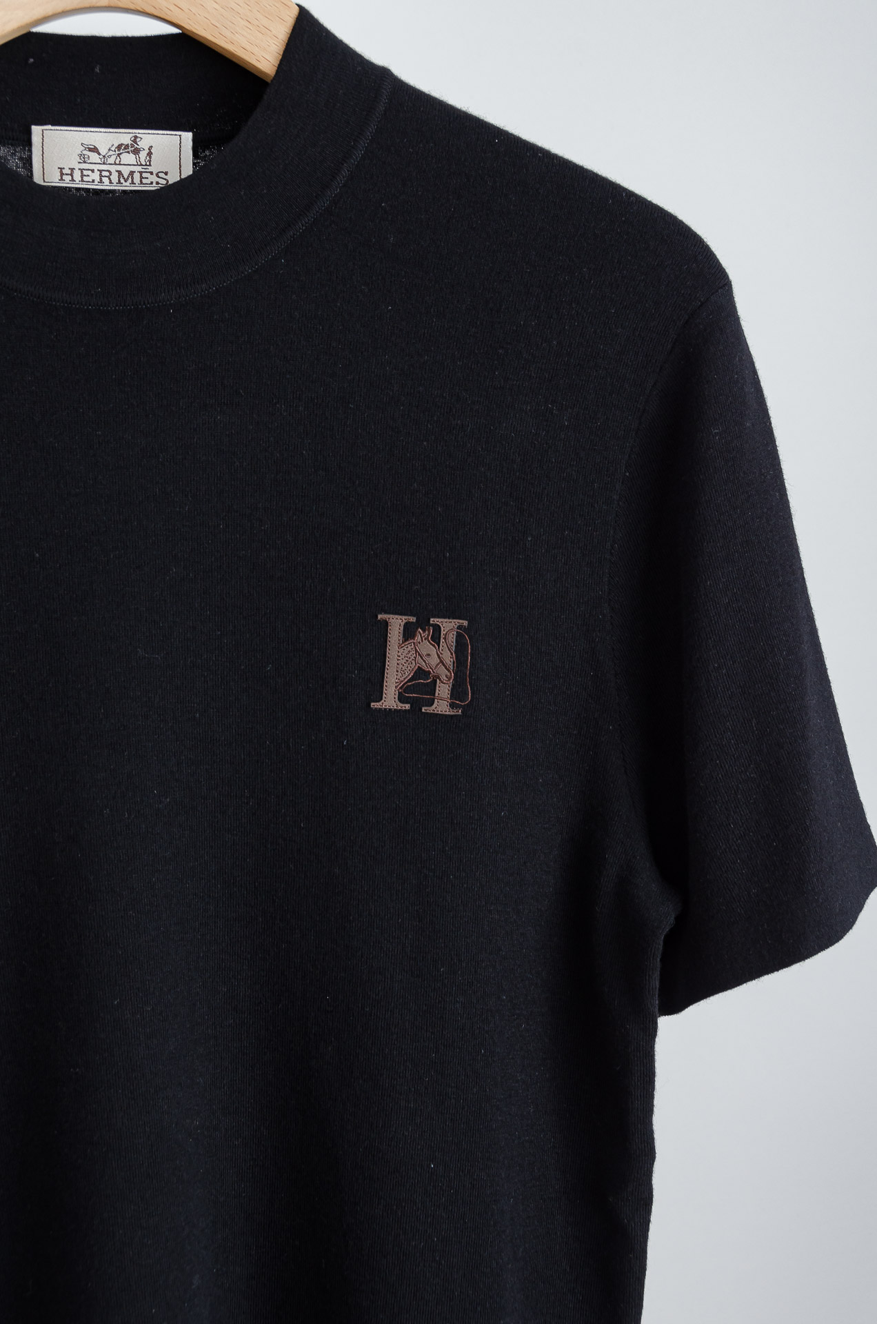 ☀️☀️ H家 2025FW羊绒+羊毛混纺男士经典刺绣标徽休闲圆领短袖针织衫毛衣！一款融合了精湛工艺与高