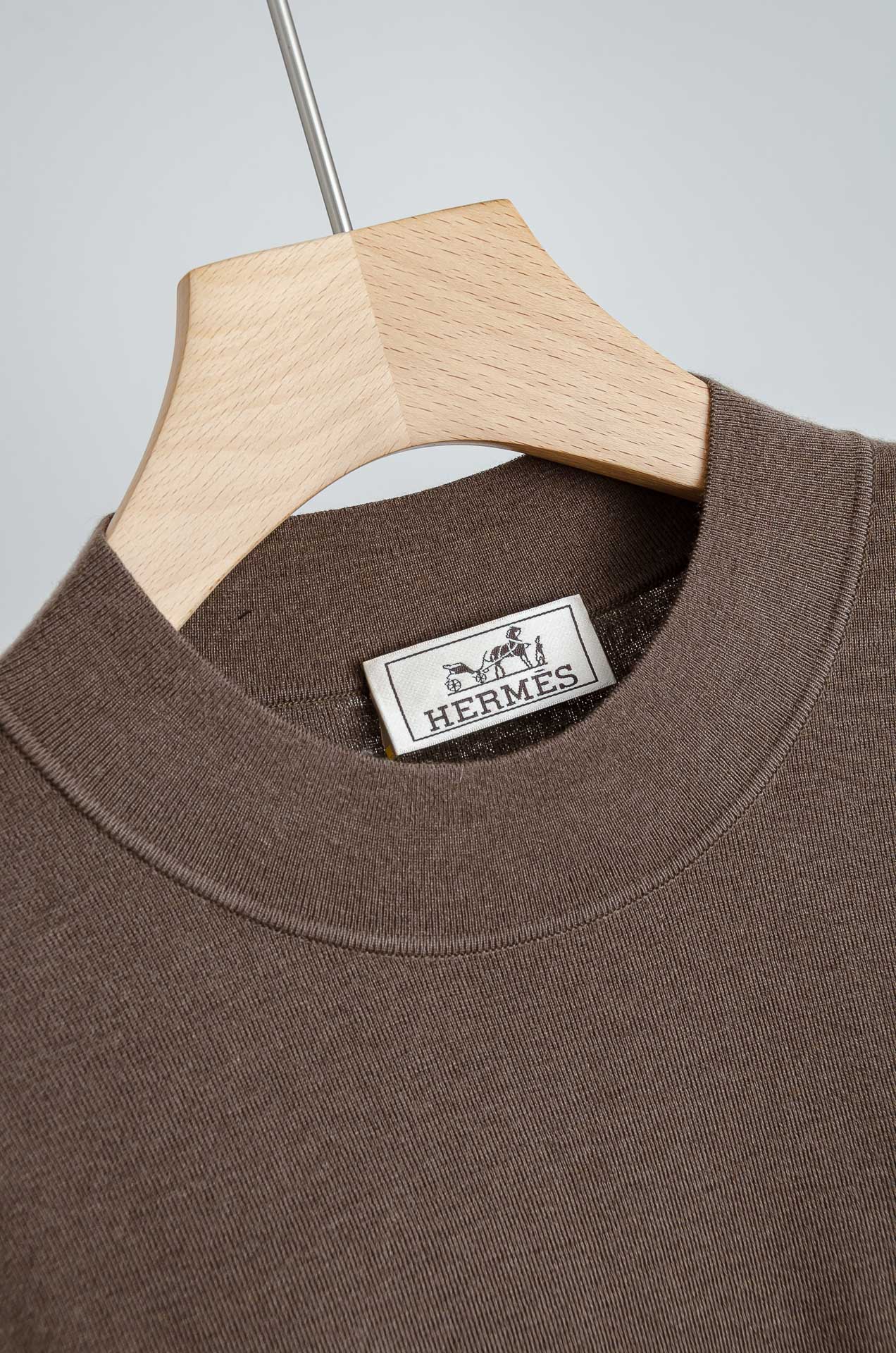 ☀️☀️ H家 2025FW羊绒+羊毛混纺男士经典刺绣标徽休闲圆领短袖针织衫毛衣！一款融合了精湛工艺与高