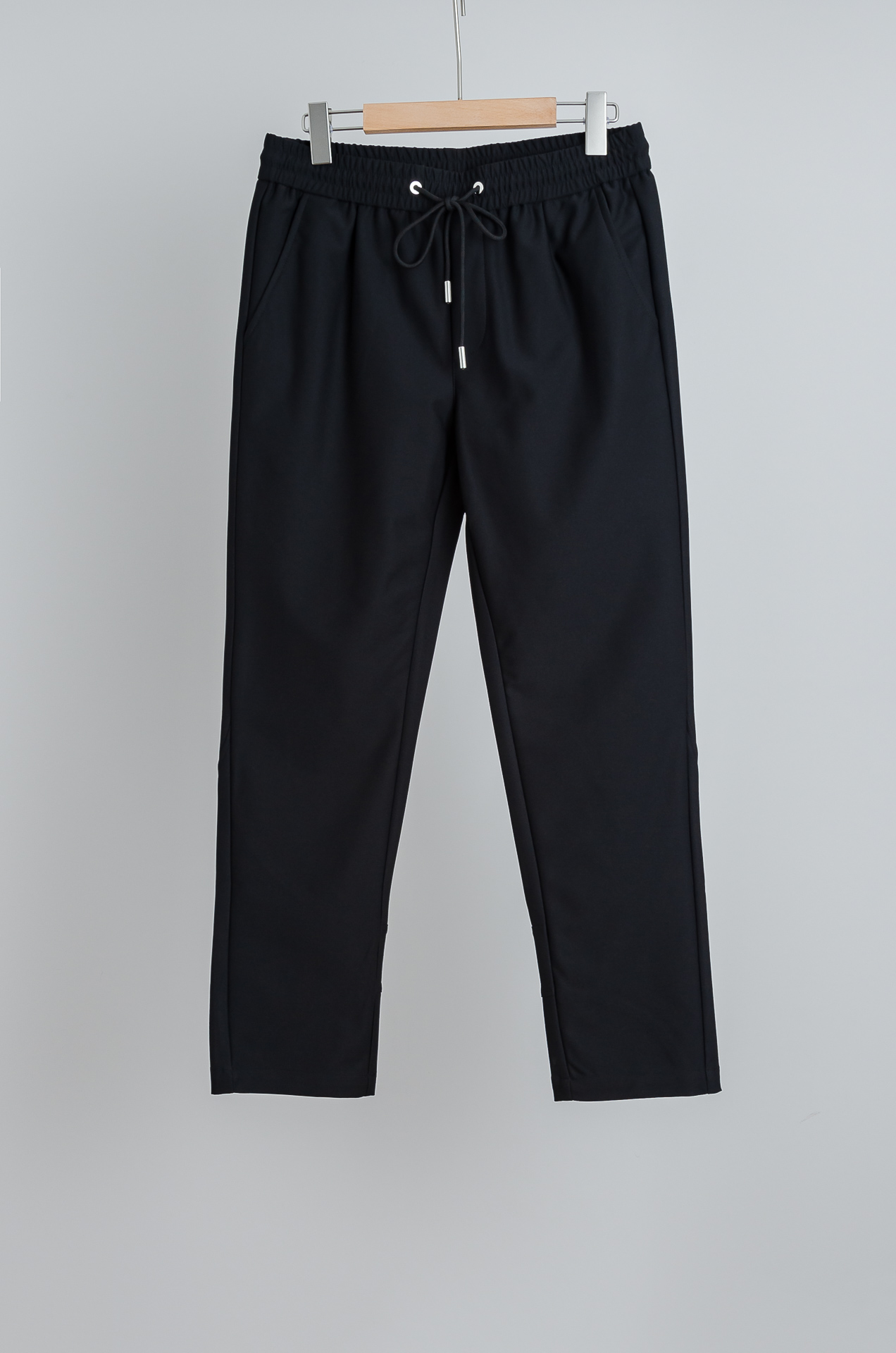 。 ☀️☀️Pra＊da普拉达25FW新品时装款舒适直筒男士休闲长裤#舒适又时髦!松紧腰带贴合身形，后腰