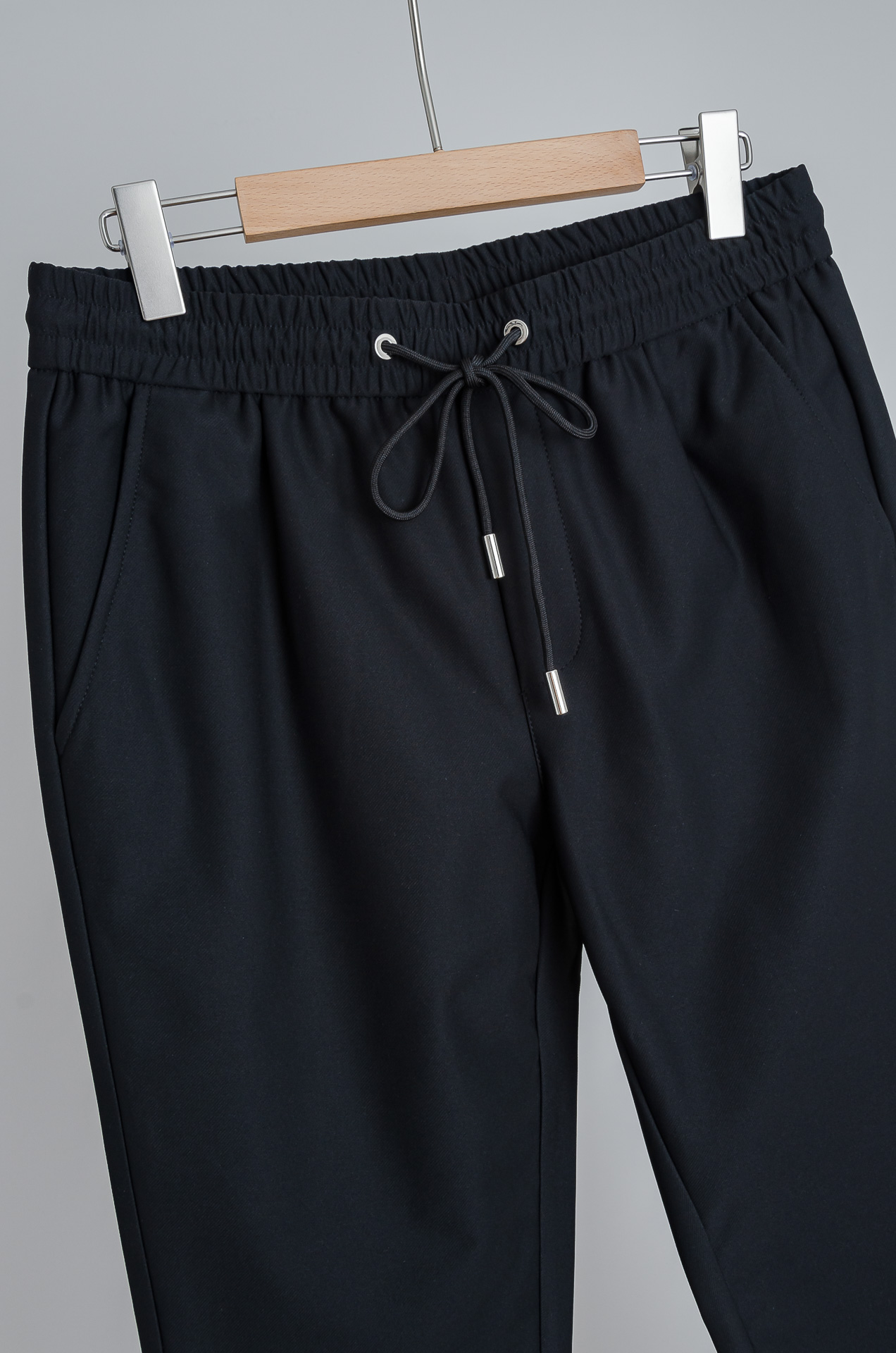 。 ☀️☀️Pra＊da普拉达25FW新品时装款舒适直筒男士休闲长裤#舒适又时髦!松紧腰带贴合身形，后腰