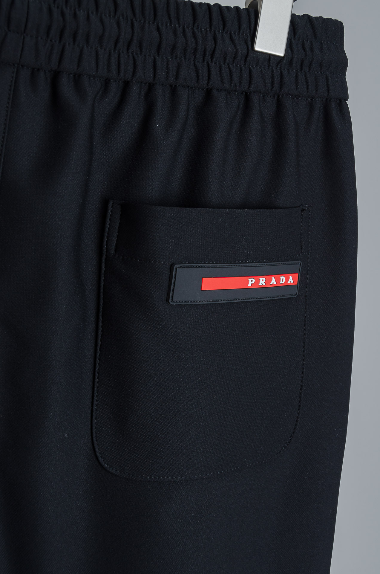 。 ☀️☀️Pra＊da普拉达25FW新品时装款舒适直筒男士休闲长裤#舒适又时髦!松紧腰带贴合身形，后腰