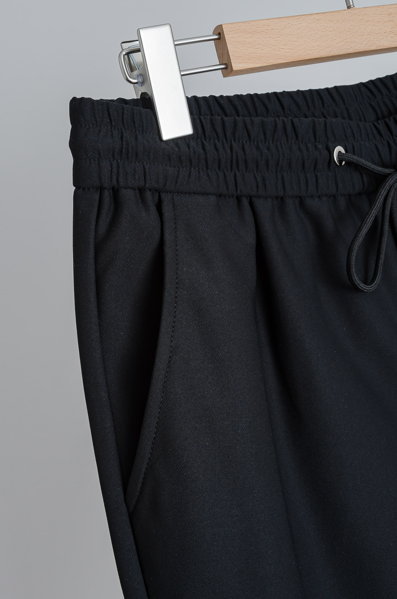 。 ☀️☀️Pra＊da普拉达25FW新品时装款舒适直筒男士休闲长裤#舒适又时髦!松紧腰带贴合身形，后腰