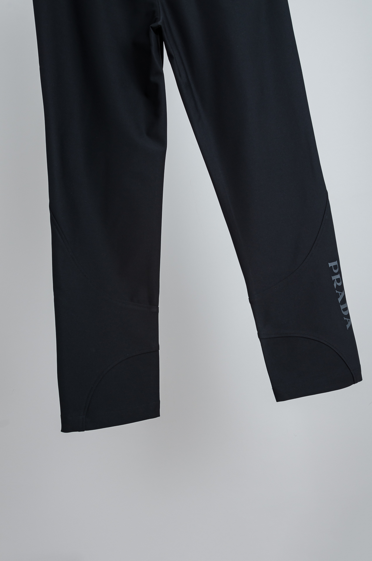 。 ☀️☀️Pra＊da普拉达25FW新品时装款舒适直筒男士休闲长裤#舒适又时髦!松紧腰带贴合身形，后腰