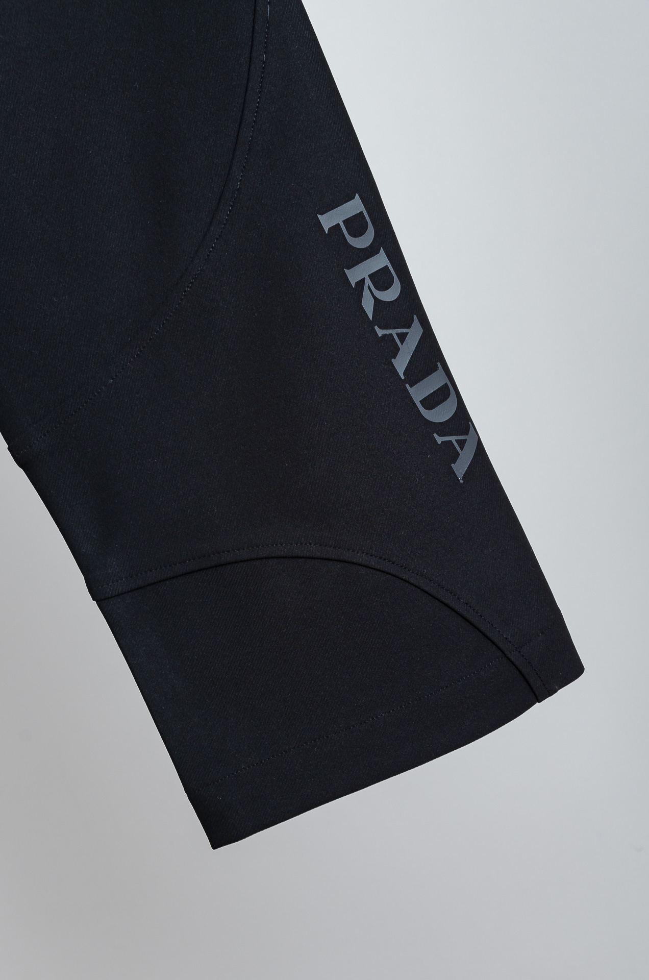 。 ☀️☀️Pra＊da普拉达25FW新品时装款舒适直筒男士休闲长裤#舒适又时髦!松紧腰带贴合身形，后腰