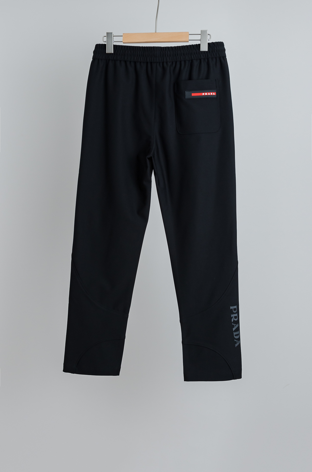 。 ☀️☀️Pra＊da普拉达25FW新品时装款舒适直筒男士休闲长裤#舒适又时髦!松紧腰带贴合身形，后腰