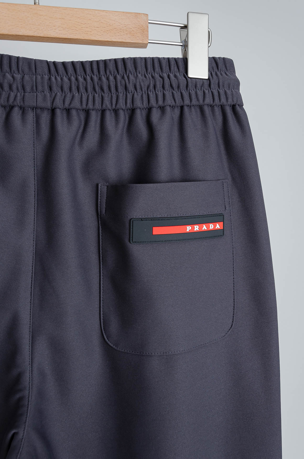 。☀️☀️Pra＊da普拉达25FW新品时装款舒适直筒男士休闲长裤#舒适又时髦!松紧腰带贴合身形，后腰有