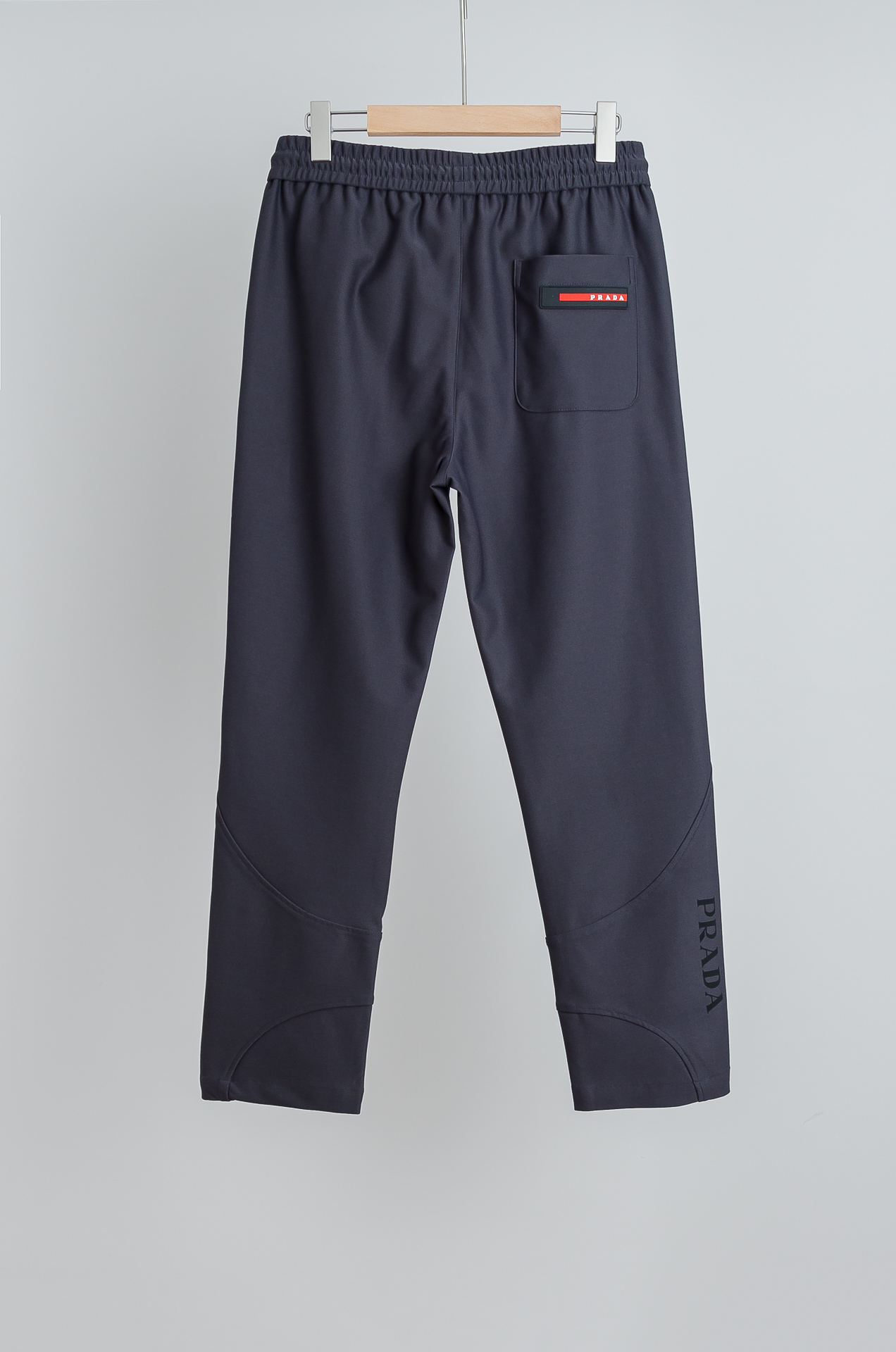 。☀️☀️Pra＊da普拉达25FW新品时装款舒适直筒男士休闲长裤#舒适又时髦!松紧腰带贴合身形，后腰有