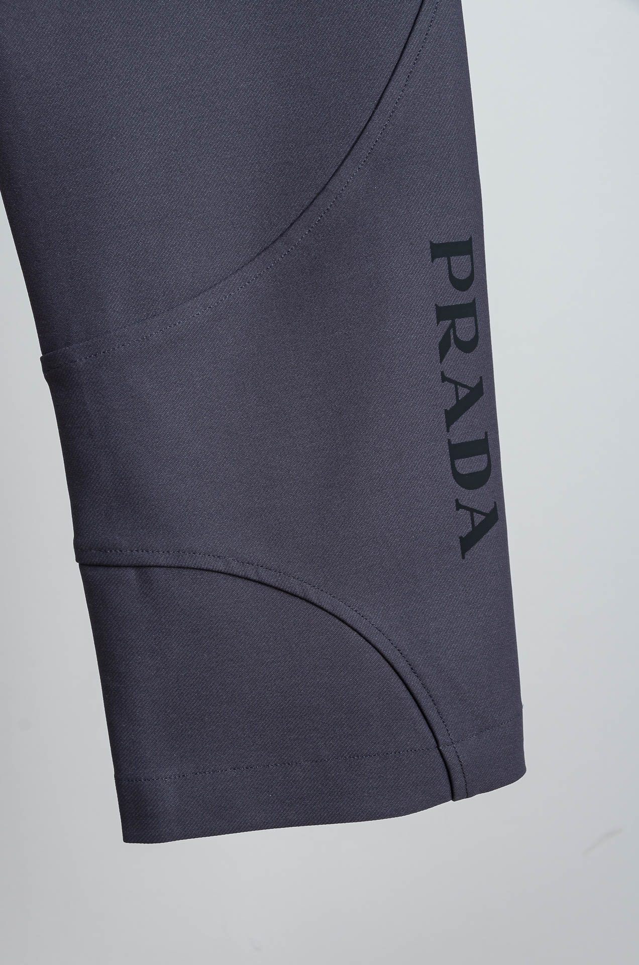 。☀️☀️Pra＊da普拉达25FW新品时装款舒适直筒男士休闲长裤#舒适又时髦!松紧腰带贴合身形，后腰有