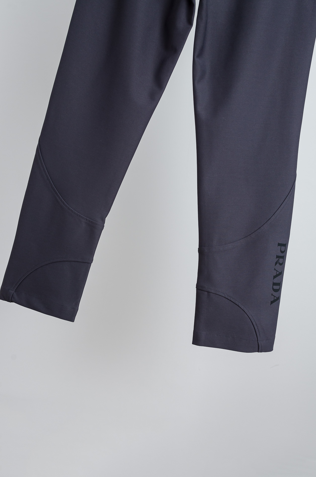 。☀️☀️Pra＊da普拉达25FW新品时装款舒适直筒男士休闲长裤#舒适又时髦!松紧腰带贴合身形，后腰有