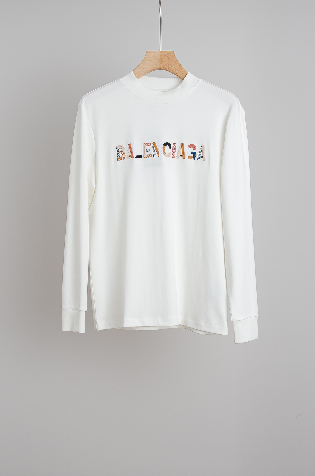 NO:703345,Balenciaga 26FW new autumn and winter three-dimensional embroidery men's long-sleeved T-shirt #color letter embroidered logo on the front, full of brand sense!  The focus is placed on the fabric. The fine grid texture clearly visible on the surface is enough to highlight its high-end texture. It has good wear resistance and anti-wrinkle drape. Naturally, it is breathable and convenient. It also has a certain degree of wrinkle resistance and stain resistance, which greatly reduces the convenience of daily care and storage. The soft, gentle but crisp gold fabric is combined with the texture of the fabric itself.  Finally, different colors and textures will appear slightly under different lights, allowing you to be versatile and easily adapt to various occasions. The whole dress is simple and clean, with a fit and crisp fit, and an excellent wearing effect. And the interior is designed with velvet, which has a delicate touch and warm care for you in autumn and winter. It is warm and wind-resistant. Whether worn alone or layered, it is a very versatile and practical style!  The classic straight version has a good effect on the upper body, and is classic and versatile. The classic embroidery details on the chest are embellished. I believe that you who have taste will be familiar with it!  Every detail is made with exquisite care and is a test of craftsmanship. Whether it is fabric cutting or craftsmanship, it fully embodies the brand's century-old history and skilled garment production technology. It is perfect in every aspect, with no flaws. The style is fashionable and versatile, and it can be used between leisure and business with ease. It is a must-have for quality control people.  Color Black/White Size M-XXXL,,balenciaga,tees,t-shirt,gold,19860909巴黎世家26FW秋冬新款 立体刺绣男士长袖T恤衫#正面彩色字母刺绣logo 品牌感满满！把重心都放在了面料上,表面清晰可见的细格肌理,足以凸显出它的高级质感,耐磨抗皱垂感佳,透气性跟便捷性自然不在话下,还具有一定的抗皱性与耐脏度,大大减少了日常中的打理与保存便捷性.柔软温和却挺括的黄金面料,并且经过面料本身的纹理组合之后,在不同光线下会轻微显现出不一样的色泽跟质感,让你百变多样轻松应对各种场合.整件衣服都简洁干净,版型服帖挺括,穿着效果极佳.并且内里做了加绒的设计,细腻触感温暖呵护秋冬季节的您,保暖抗风,不管是单穿还是内搭都是非常百搭又实穿的款式！ 经典的直筒版型上身效果好,同时经典百搭,胸前经典刺绣细节点缀,相信有品味的你们一定不会陌生！每一处细节都做的非常的精湛考究,极其考验工艺技巧,无论是从面料裁剪还是工艺制作都完全体现了品牌百年的深厚历史以及娴熟的成衣制作工艺,不管是从哪一个方面看都完美到极致,毫无缺点,风格时尚百搭,休闲商务之间游刃有余,品控族必入的类型,可遇而不可求！ 颜色黑色/白色 尺码M-XXXL,,balenciaga,tees，t-shirt,gold,,Men's clothing