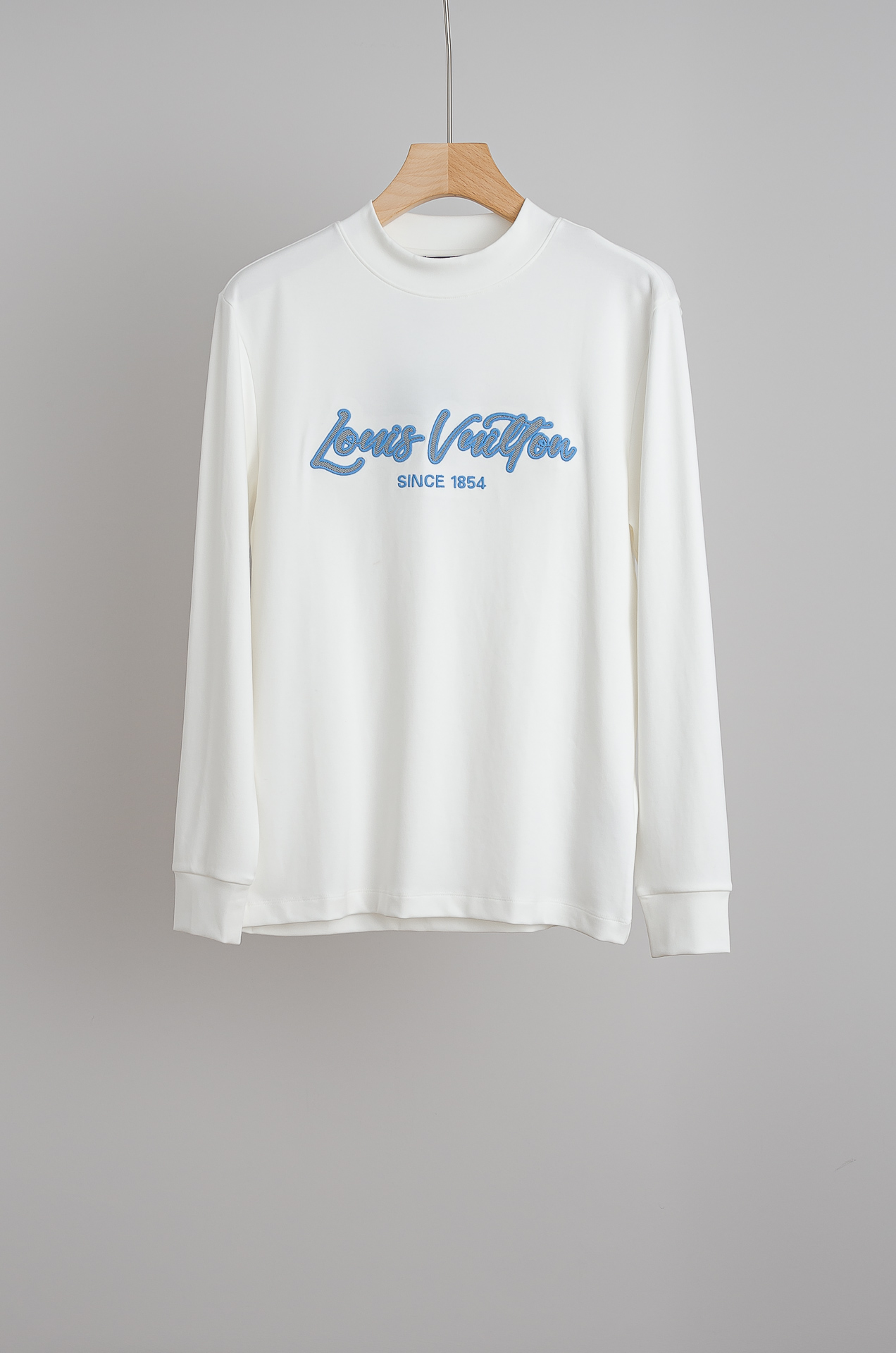 NO:703347,LV 26FW new autumn and winter three-dimensional embroidery men's long-sleeved T-shirt #color letter embroidered logo on the front, full of brand sense!  The focus is placed on the fabric. The fine grid texture clearly visible on the surface is enough to highlight its high-end texture. It has good wear resistance and anti-wrinkle drape. Naturally, it is breathable and convenient. It also has a certain degree of wrinkle resistance and stain resistance, which greatly reduces the convenience of daily care and storage. The soft, gentle but crisp gold fabric is combined with the texture of the fabric itself.  Finally, different colors and textures will appear slightly under different lights, allowing you to be versatile and easily adapt to various occasions. The whole dress is simple and clean, with a fit and crisp fit, and an excellent wearing effect. And the interior is designed with velvet, which has a delicate touch and warm care for you in autumn and winter. It is warm and wind-resistant. Whether worn alone or layered, it is a very versatile and practical style!  The classic straight version has a good effect on the upper body, and is classic and versatile. The classic embroidery details on the chest are embellished. I believe that you who have taste will be familiar with it!  Every detail is made with exquisite care and is a test of craftsmanship. Whether it is fabric cutting or craftsmanship, it fully embodies the brand's century-old history and skilled garment production technology. It is perfect in every aspect, with no flaws. The style is fashionable and versatile, and it can be used between leisure and business with ease. It is a must-have for quality control people.  Color black/white Size M-XXXL,,louis vuitton,tees,t-shirt,gold,19860909LV 26FW秋冬新款 立体刺绣男士长袖T恤衫#正面彩色字母刺绣logo 品牌感满满！把重心都放在了面料上,表面清晰可见的细格肌理,足以凸显出它的高级质感,耐磨抗皱垂感佳,透气性跟便捷性自然不在话下,还具有一定的抗皱性与耐脏度,大大减少了日常中的打理与保存便捷性.柔软温和却挺括的黄金面料,并且经过面料本身的纹理组合之后,在不同光线下会轻微显现出不一样的色泽跟质感,让你百变多样轻松应对各种场合.整件衣服都简洁干净,版型服帖挺括,穿着效果极佳.并且内里做了加绒的设计,细腻触感温暖呵护秋冬季节的您,保暖抗风,不管是单穿还是内搭都是非常百搭又实穿的款式！ 经典的直筒版型上身效果好,同时经典百搭,胸前经典刺绣细节点缀,相信有品味的你们一定不会陌生！每一处细节都做的非常的精湛考究,极其考验工艺技巧,无论是从面料裁剪还是工艺制作都完全体现了品牌百年的深厚历史以及娴熟的成衣制作工艺,不管是从哪一个方面看都完美到极致,毫无缺点,风格时尚百搭,休闲商务之间游刃有余,品控族必入的类型,可遇而不可求！ 颜色黑色/白色 尺码M-XXXL,,louis vuitton,tees，t-shirt,gold,,Men's clothing