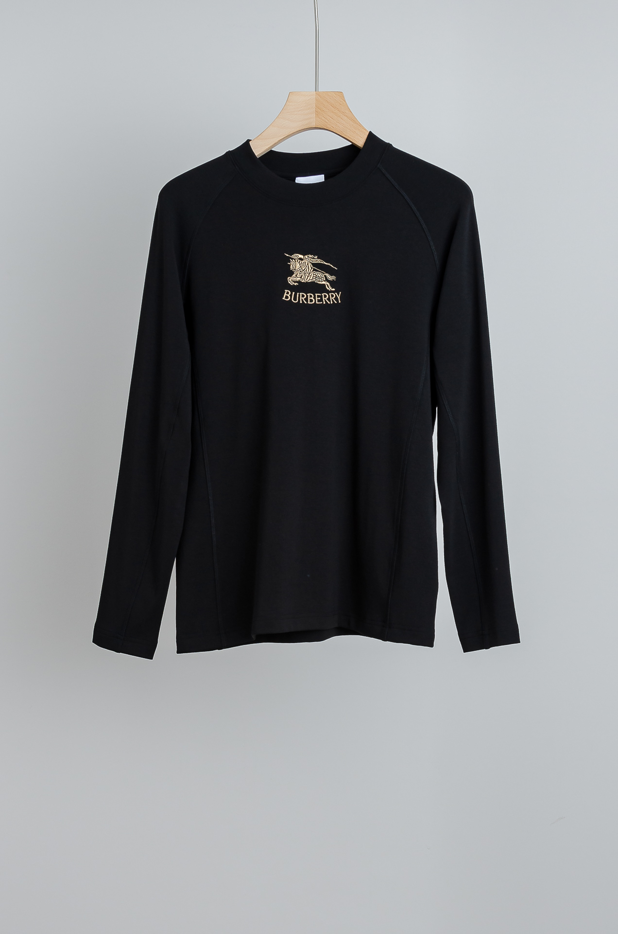 NO:703348,BBR Barbao*li 26FW new autumn and winter three-dimensional embroidery men's long-sleeved T-shirt #embroidered logo on the front, full of brand sense!  The focus is placed on the fabric. The fine grid texture clearly visible on the surface is enough to highlight its high-end texture. It has good wear resistance and anti-wrinkle drape. Naturally, it is breathable and convenient. It also has a certain degree of wrinkle resistance and stain resistance, which greatly reduces the convenience of daily care and storage. The soft, gentle but crisp gold fabric is combined with the texture of the fabric itself.  Finally, different colors and textures will appear slightly under different lights, allowing you to be versatile and easily adapt to various occasions. The whole dress is simple and clean, with a fit and crisp fit, and an excellent wearing effect. And the interior is designed with velvet, which has a delicate touch and warm care for you in autumn and winter. It is warm and wind-resistant. Whether worn alone or layered, it is a very versatile and practical style!  The classic straight version has a good effect on the upper body, and is classic and versatile. The classic embroidery details on the chest are embellished. I believe that you who have taste will be familiar with it!  Every detail is made with exquisite care and is a test of craftsmanship. Whether it is fabric cutting or craftsmanship, it fully embodies the brand's century-old history and skilled garment production technology. It is perfect in every aspect, with no flaws. The style is fashionable and versatile, and it can be used between leisure and business with ease. It is a must-have for quality control people.  Color Black/White Size M-XXXL,,burberry,tees,t-shirt,gold,19860909BBR 巴宝*莉26FW秋冬新款 立体刺绣男士长袖T恤衫#正面刺绣logo 品牌感满满！把重心都放在了面料上,表面清晰可见的细格肌理,足以凸显出它的高级质感,耐磨抗皱垂感佳,透气性跟便捷性自然不在话下,还具有一定的抗皱性与耐脏度,大大减少了日常中的打理与保存便捷性.柔软温和却挺括的黄金面料,并且经过面料本身的纹理组合之后,在不同光线下会轻微显现出不一样的色泽跟质感,让你百变多样轻松应对各种场合.整件衣服都简洁干净,版型服帖挺括,穿着效果极佳.并且内里做了加绒的设计,细腻触感温暖呵护秋冬季节的您,保暖抗风,不管是单穿还是内搭都是非常百搭又实穿的款式！ 经典的直筒版型上身效果好,同时经典百搭,胸前经典刺绣细节点缀,相信有品味的你们一定不会陌生！每一处细节都做的非常的精湛考究,极其考验工艺技巧,无论是从面料裁剪还是工艺制作都完全体现了品牌百年的深厚历史以及娴熟的成衣制作工艺,不管是从哪一个方面看都完美到极致,毫无缺点,风格时尚百搭,休闲商务之间游刃有余,品控族必入的类型,可遇而不可求！ 颜色黑色/白色 尺码M-XXXL,,burberry,tees，t-shirt,gold,,Men's clothing