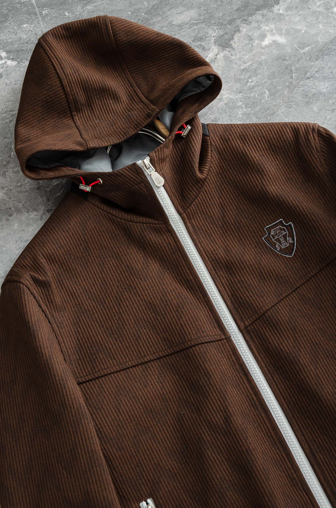 Brunello Cucinell 2026秋冬新品，这件灯芯绒棉衣，把复古穿出了新味道！既有复古质感，