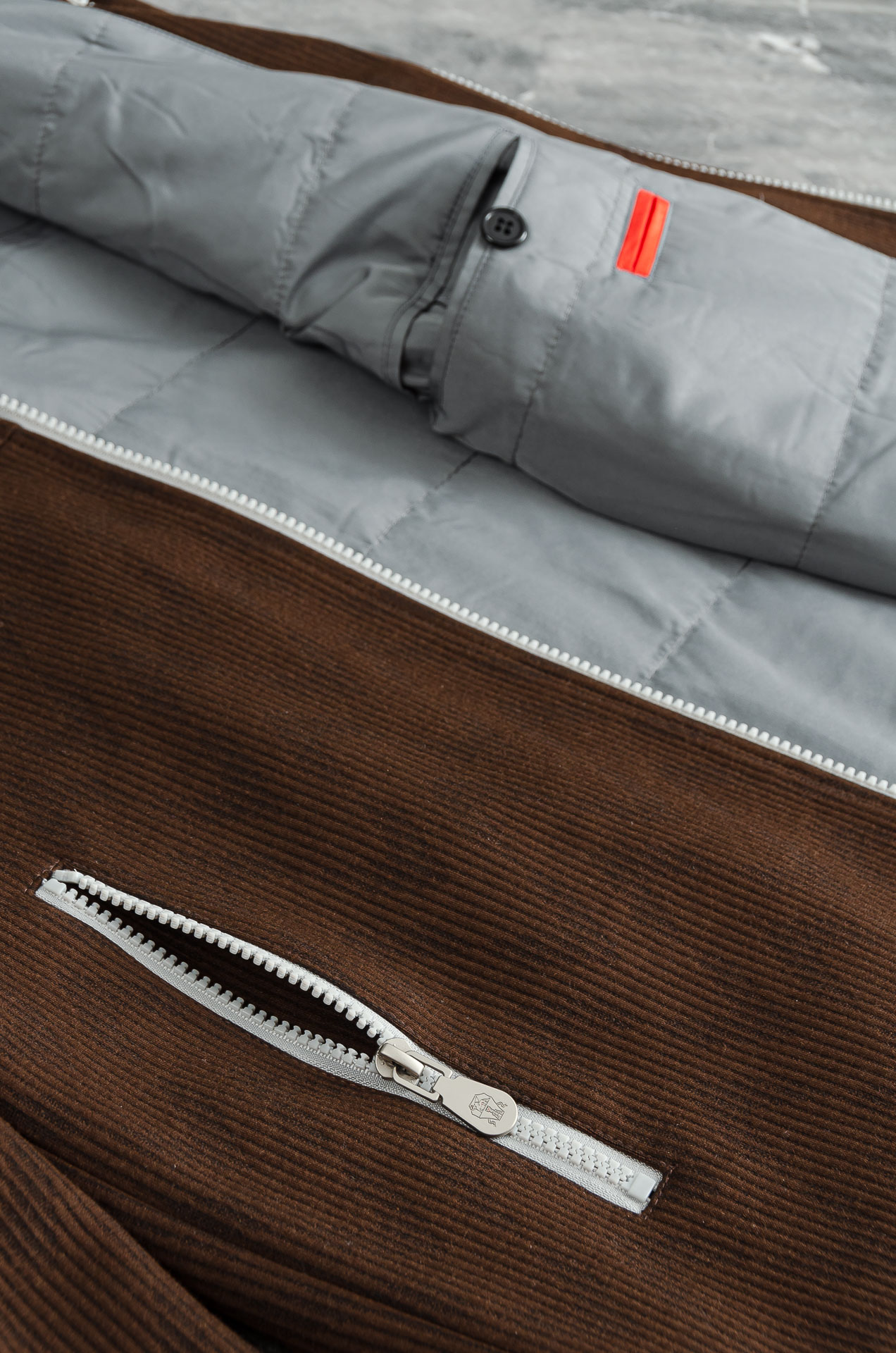 Brunello Cucinell 2026秋冬新品，这件灯芯绒棉衣，把复古穿出了新味道！既有复古质感，