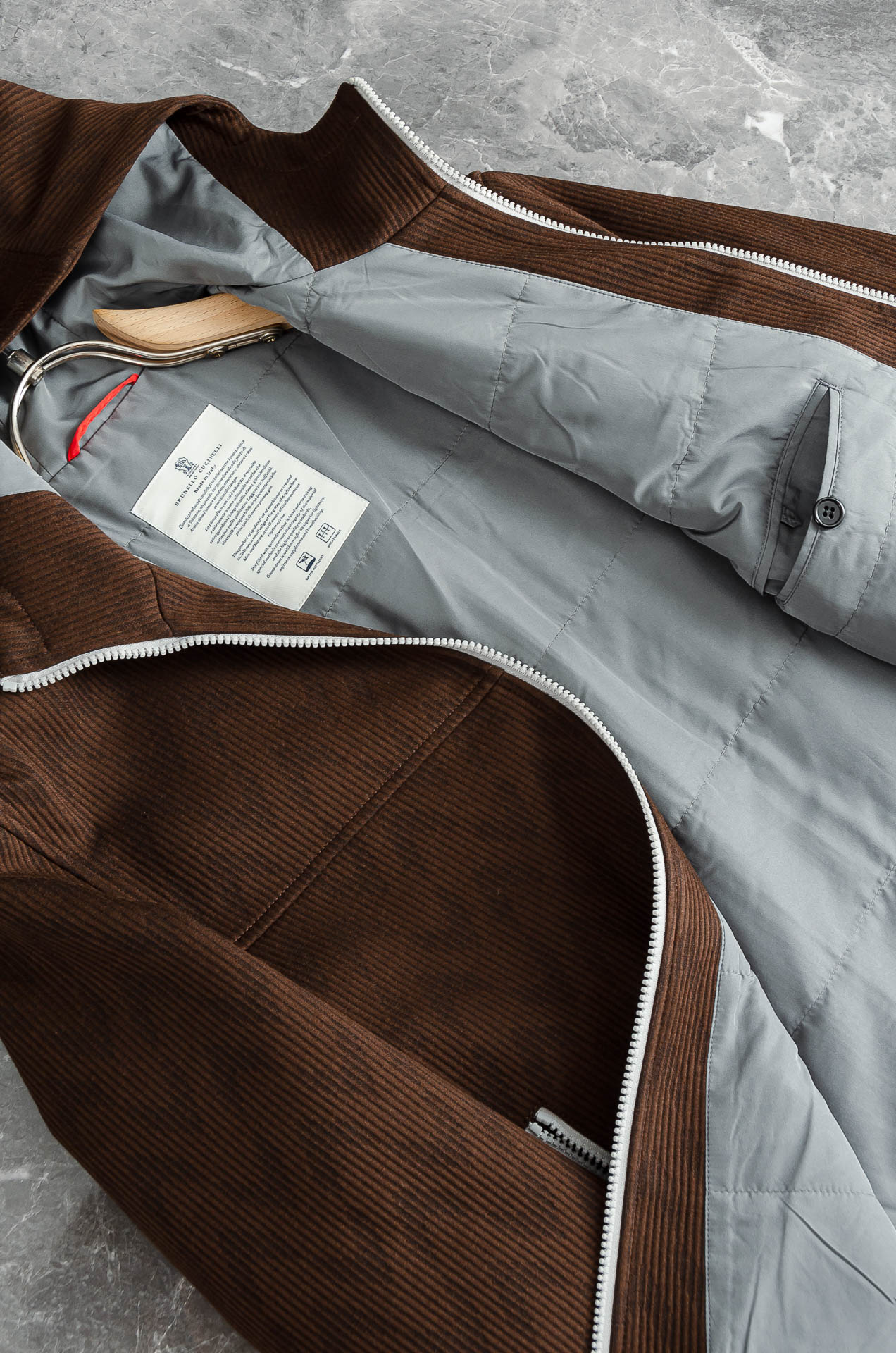 Brunello Cucinell 2026秋冬新品，这件灯芯绒棉衣，把复古穿出了新味道！既有复古质感，