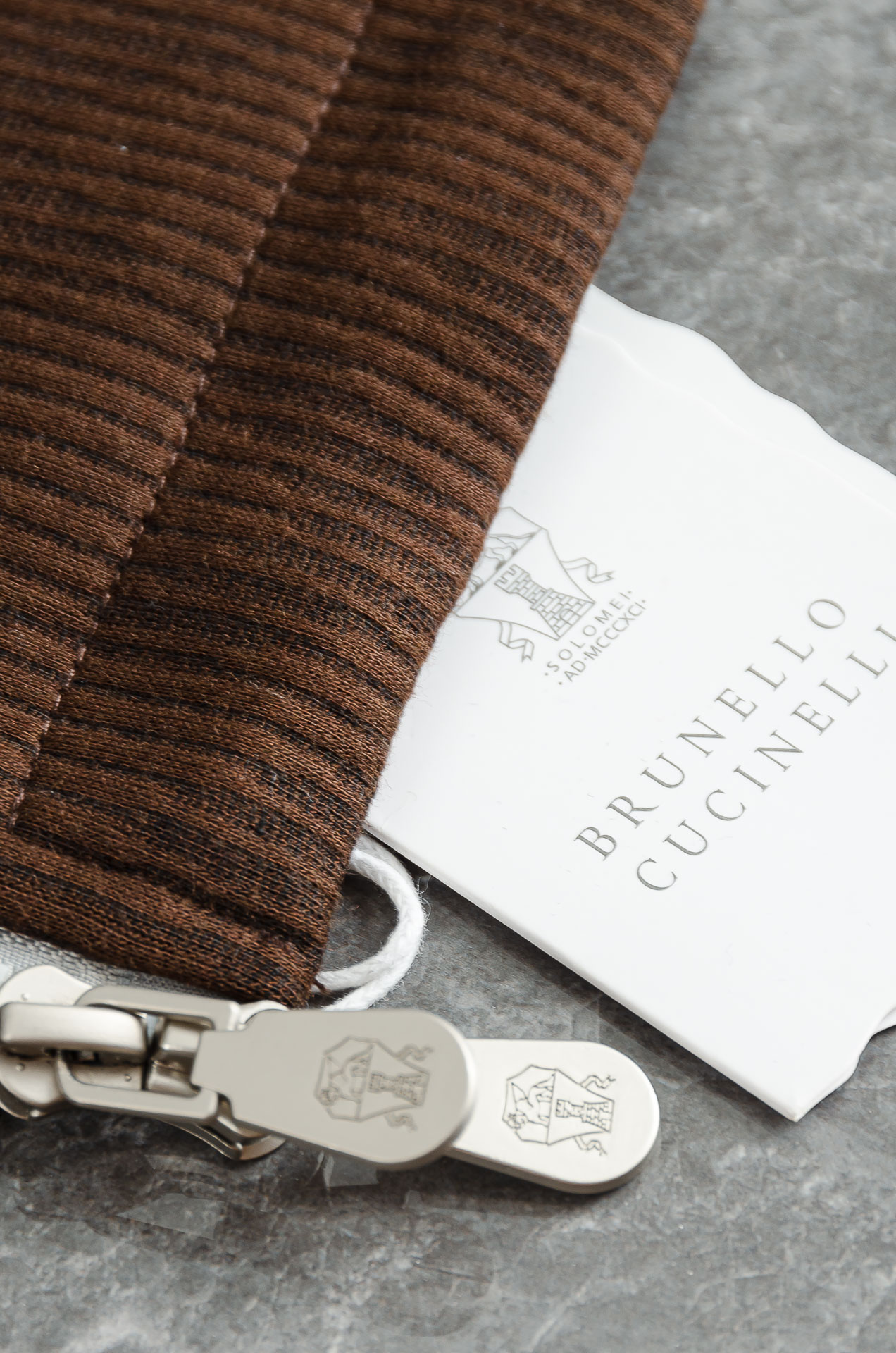 Brunello Cucinell 2026秋冬新品，这件灯芯绒棉衣，把复古穿出了新味道！既有复古质感，