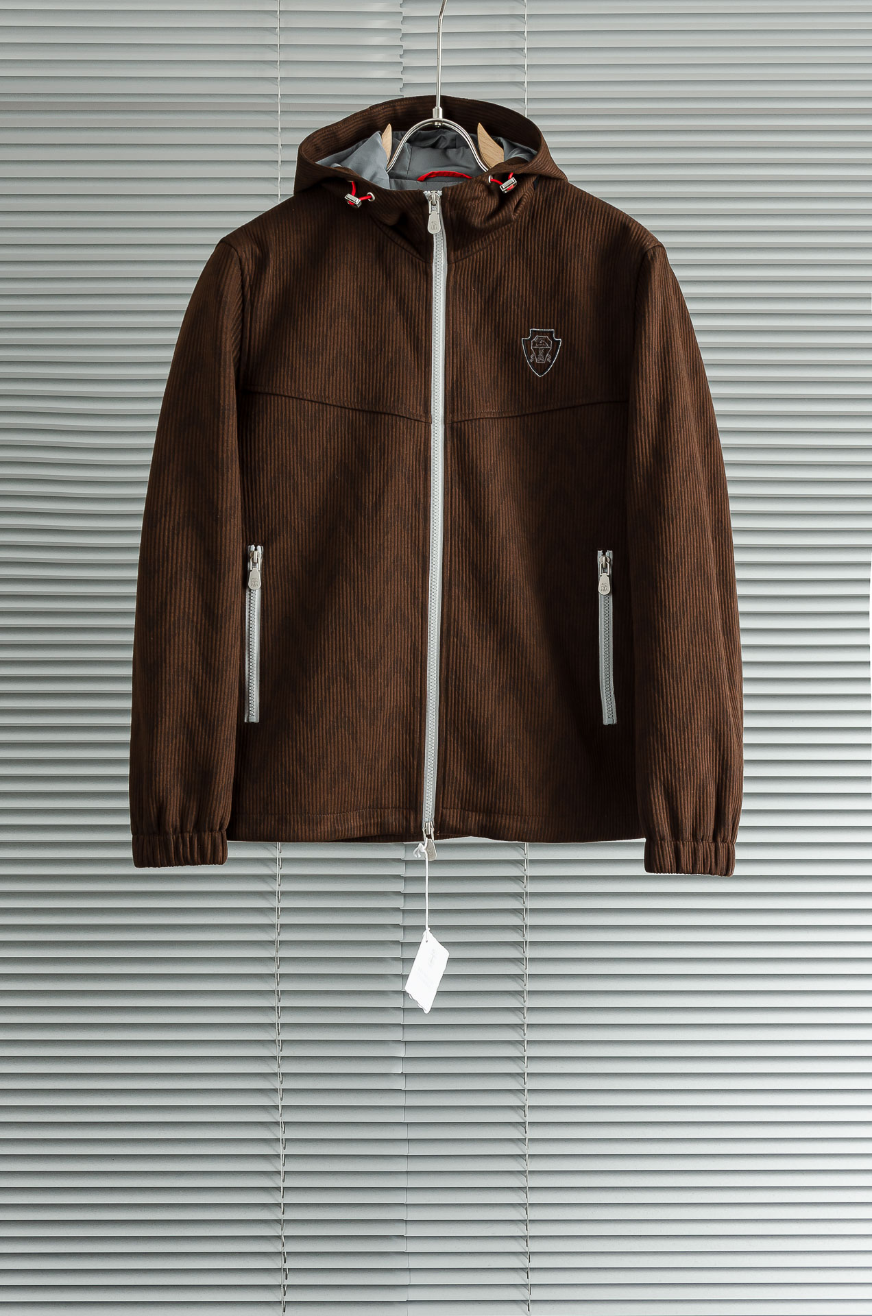 Brunello Cucinell 2026秋冬新品，这件灯芯绒棉衣，把复古穿出了新味道！既有复古质感，