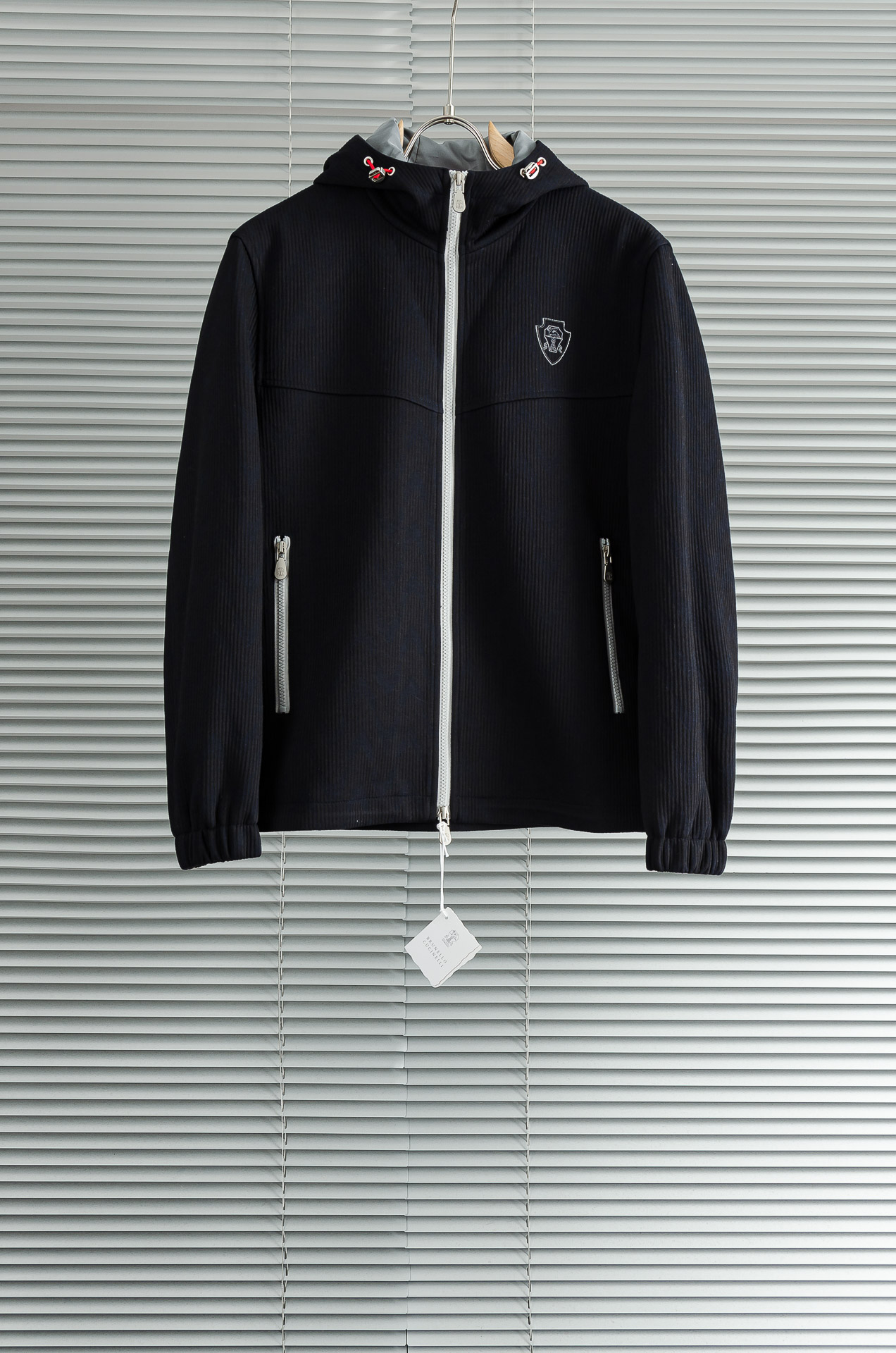 Brunello Cucinell 2026秋冬新品，这件灯芯绒棉衣，把复古穿出了新味道！既有复古质感，