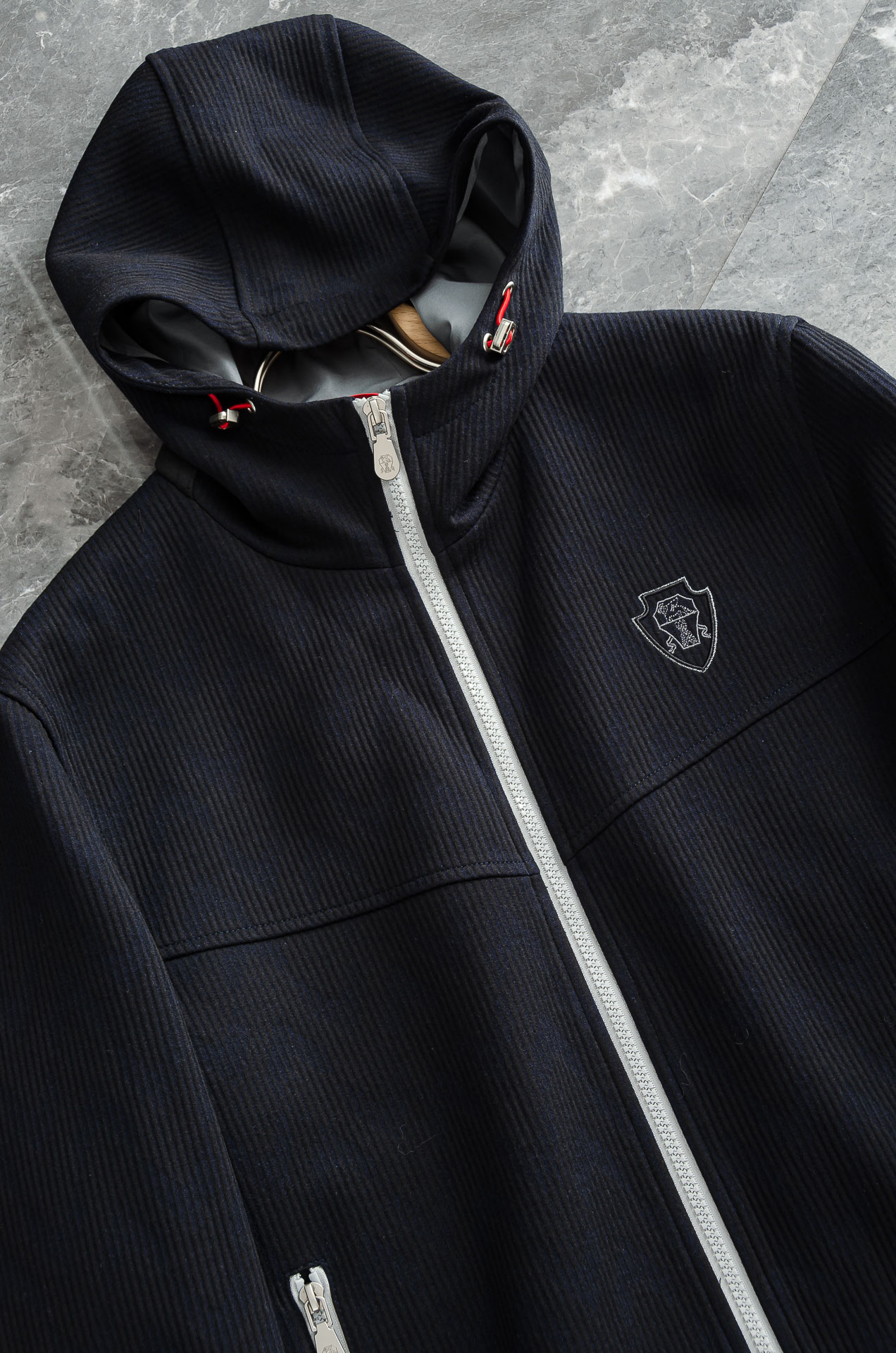 Brunello Cucinell 2026秋冬新品，这件灯芯绒棉衣，把复古穿出了新味道！既有复古质感，