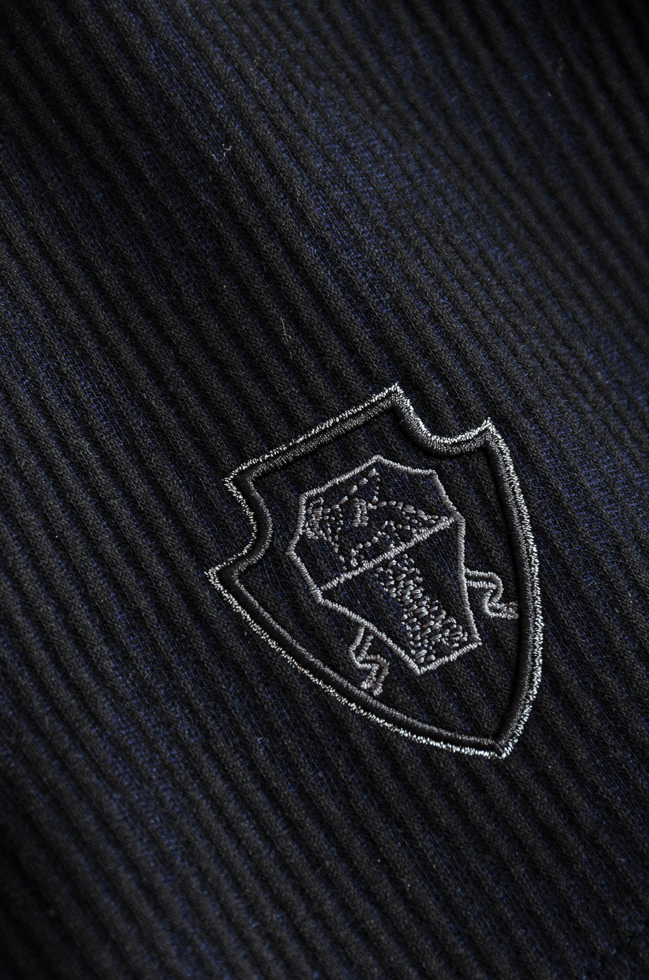 Brunello Cucinell 2026秋冬新品，这件灯芯绒棉衣，把复古穿出了新味道！既有复古质感，