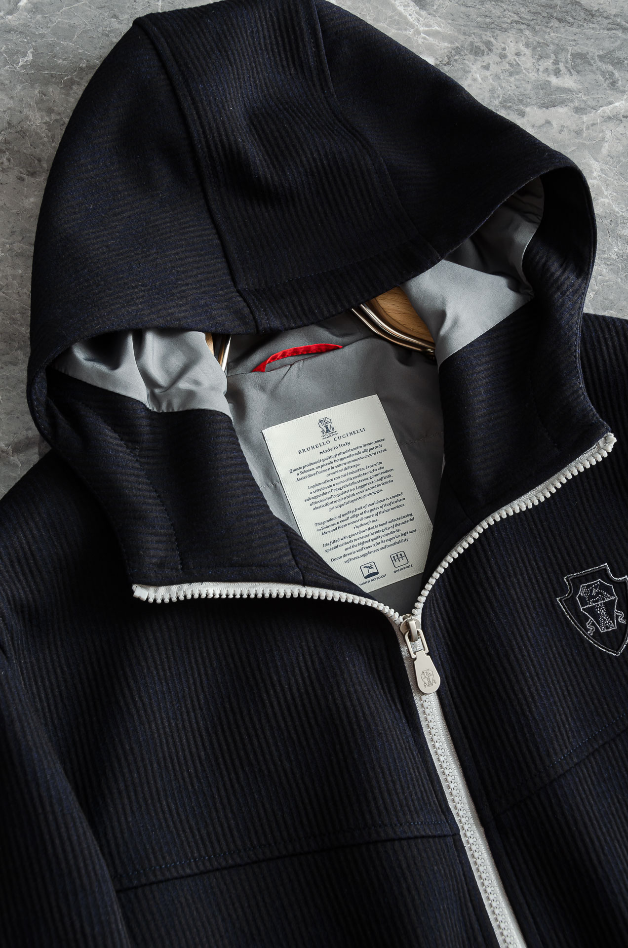 Brunello Cucinell 2026秋冬新品，这件灯芯绒棉衣，把复古穿出了新味道！既有复古质感，