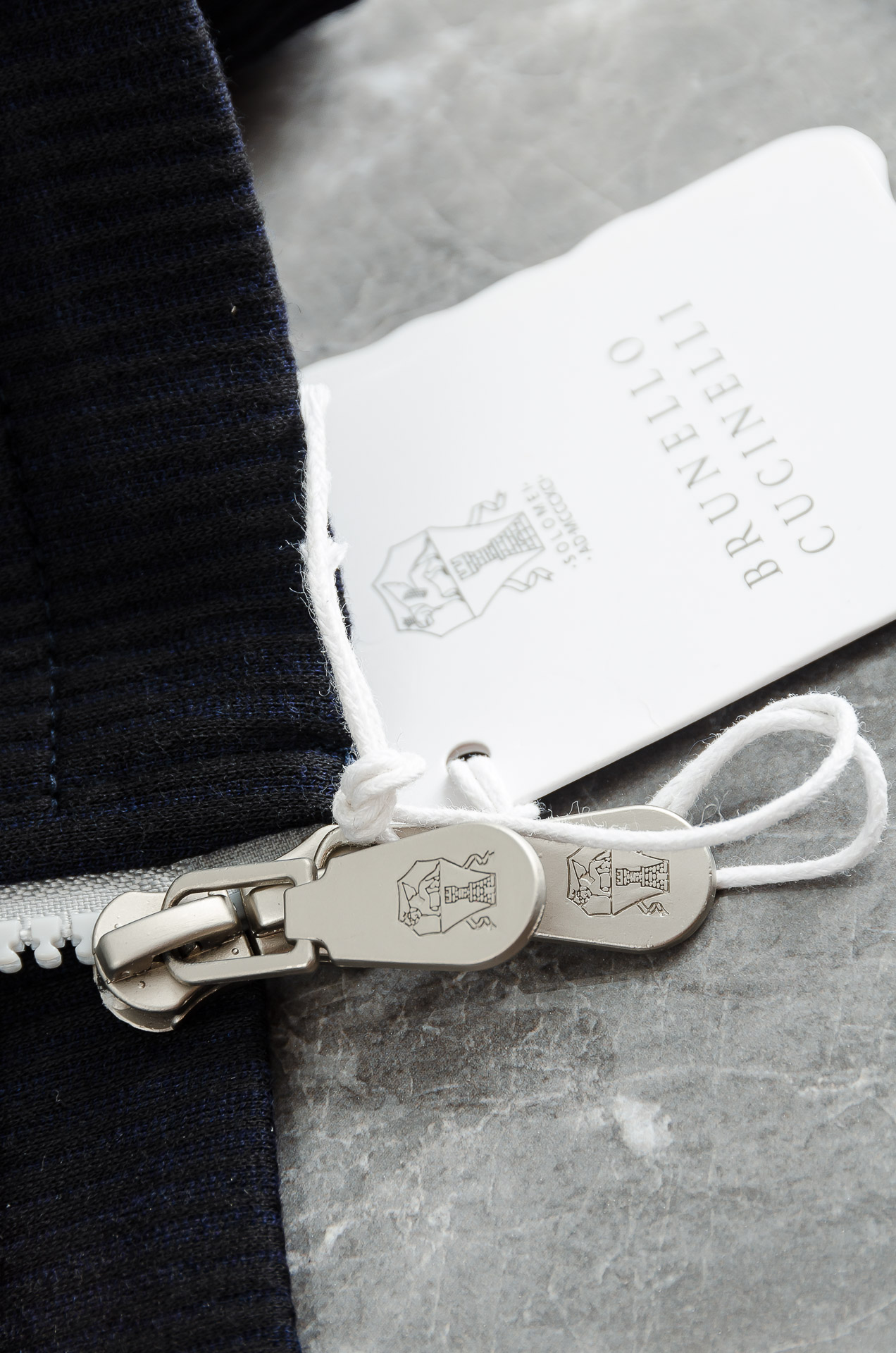 Brunello Cucinell 2026秋冬新品，这件灯芯绒棉衣，把复古穿出了新味道！既有复古质感，