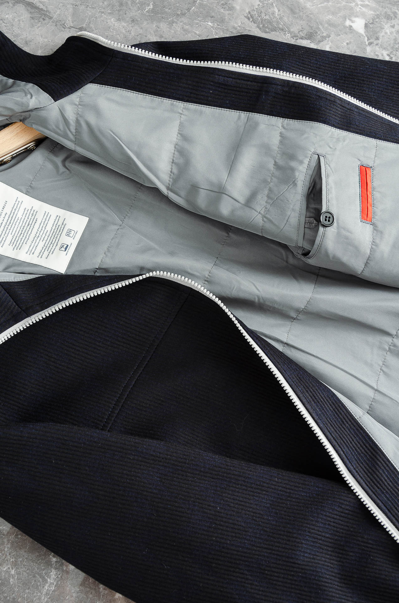 Brunello Cucinell 2026秋冬新品，这件灯芯绒棉衣，把复古穿出了新味道！既有复古质感，